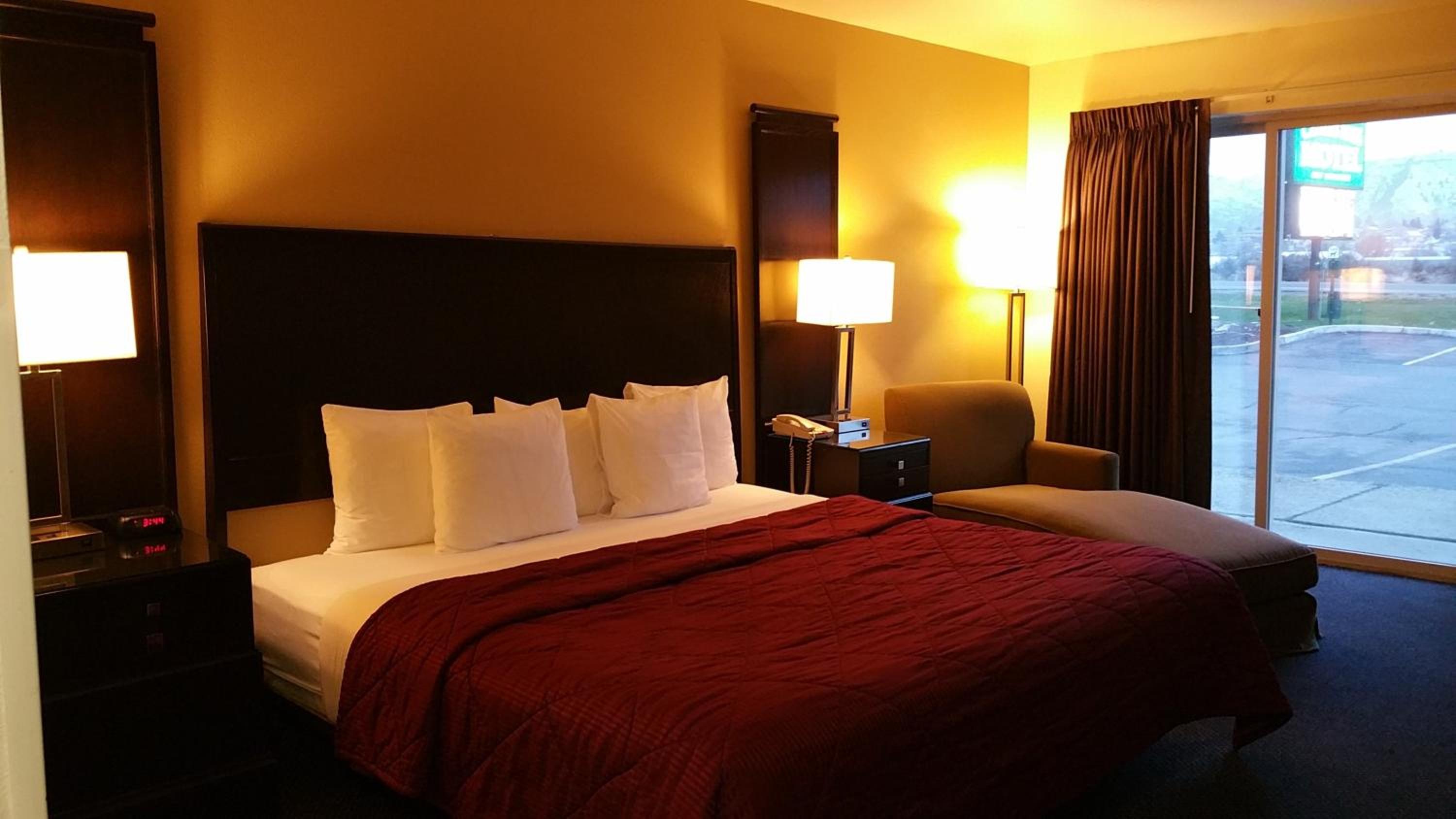 King Room - Disability Access at Cedars Inn in Wenatchee