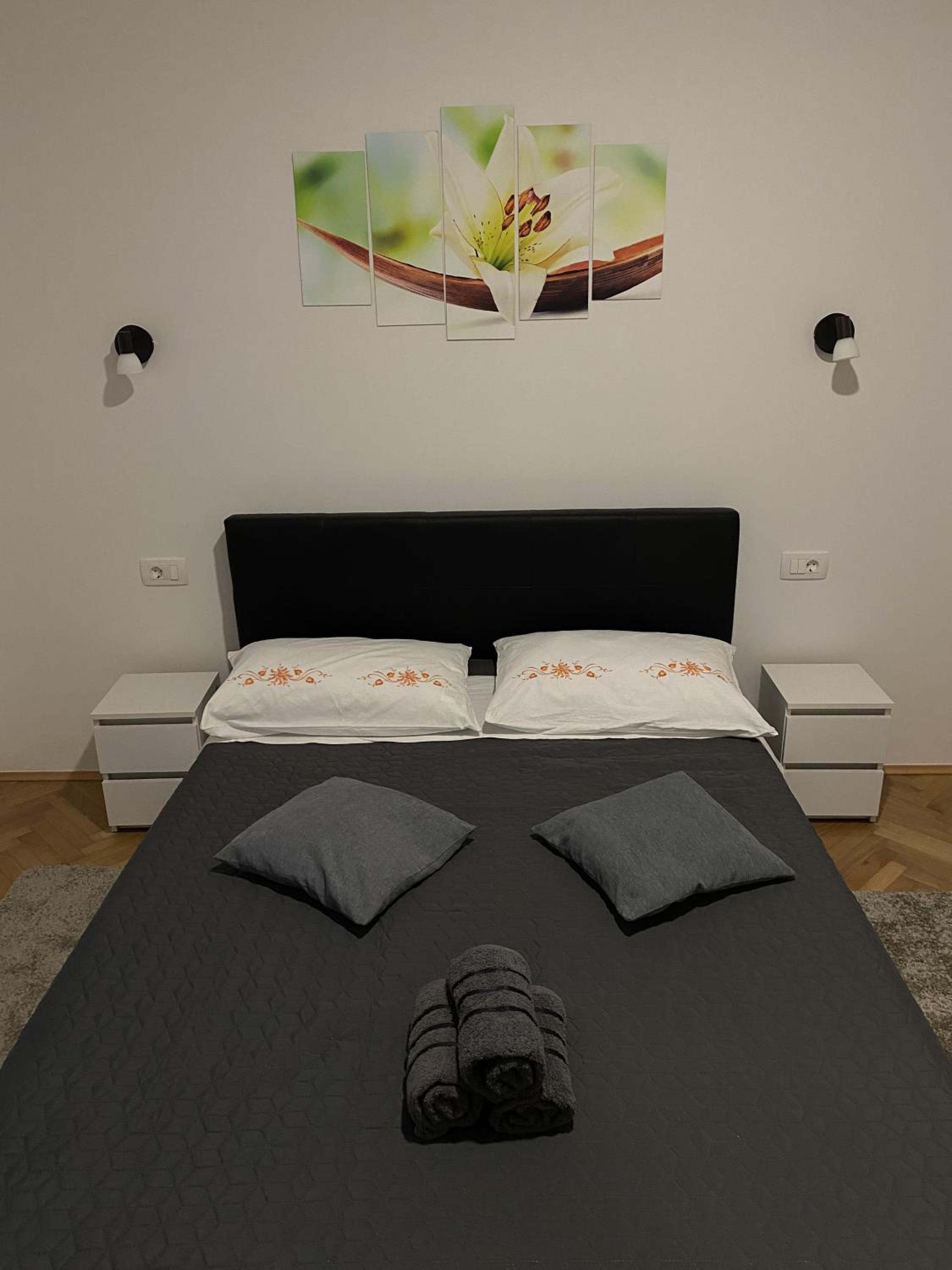One-Bedroom Apartment - Photo 2
