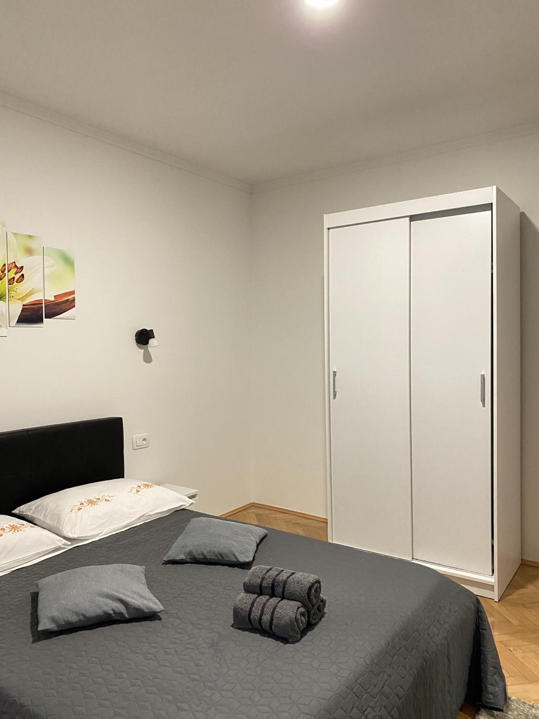One-Bedroom Apartment - Photo 6