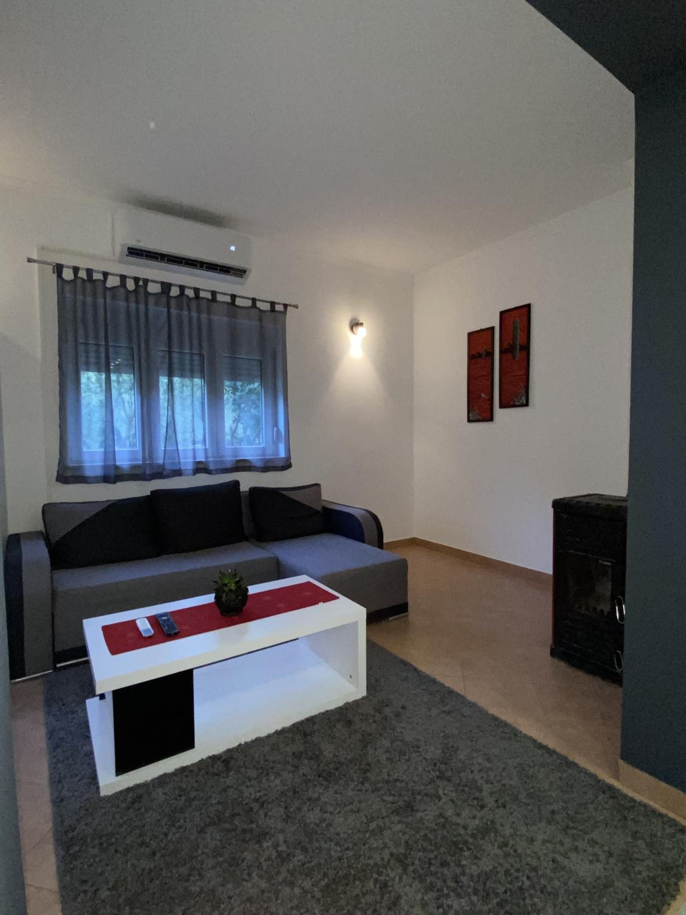One-Bedroom Apartment - Photo 1