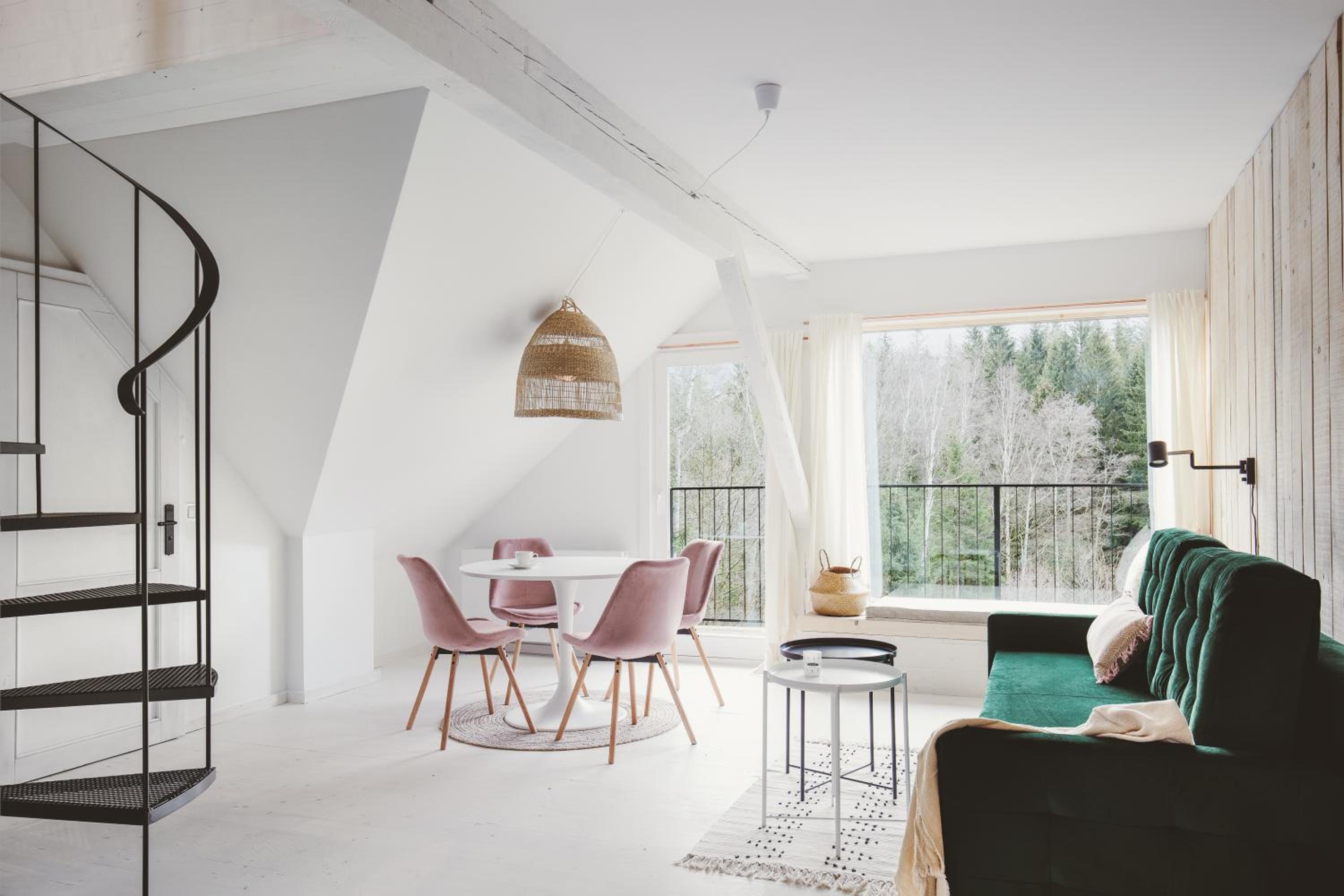 Apartment with Mountain View