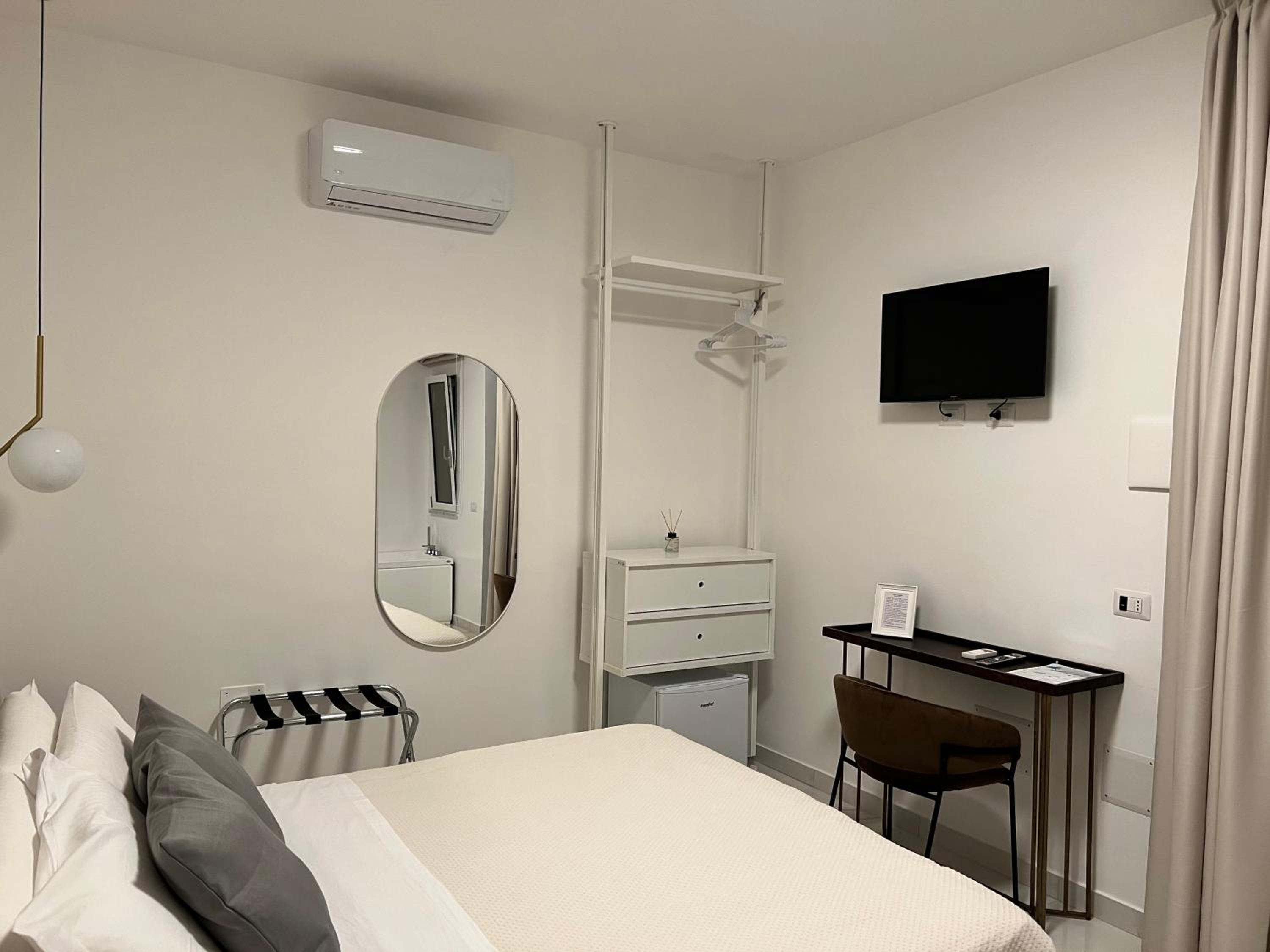 Deluxe Suite with Sea View - Photo 12