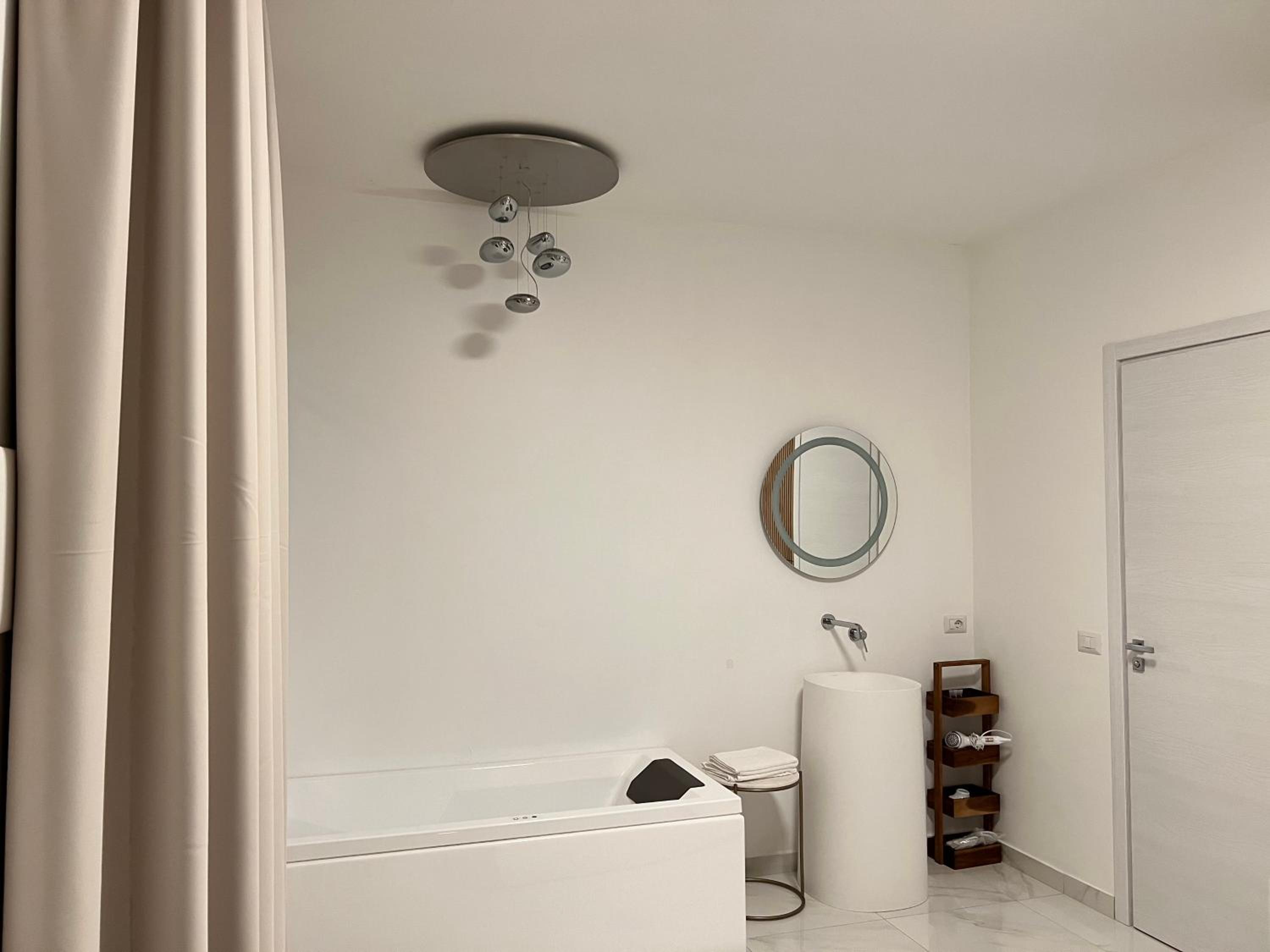 Deluxe Suite with Sea View - Photo 14