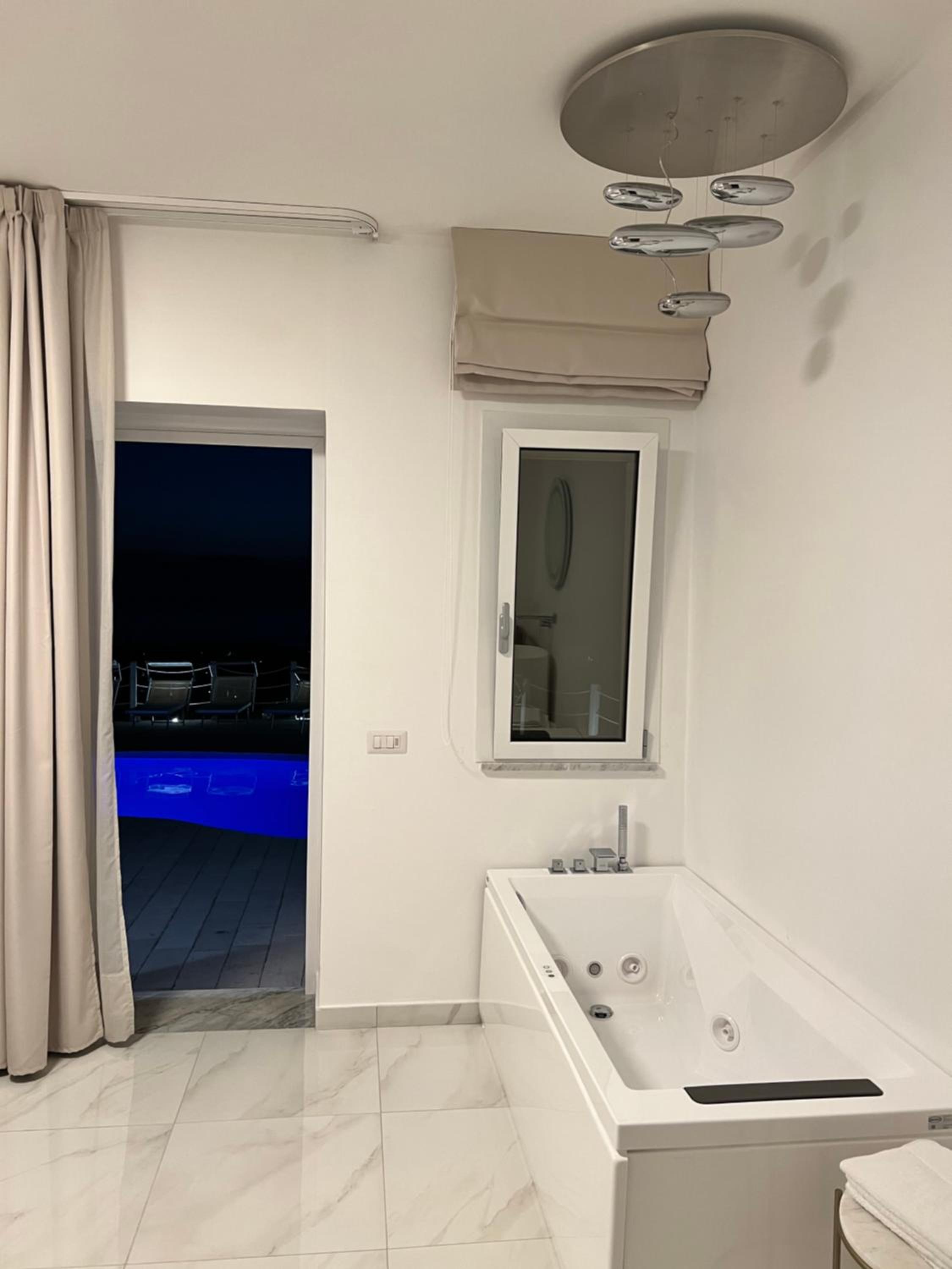 Deluxe Suite with Sea View - Photo 16