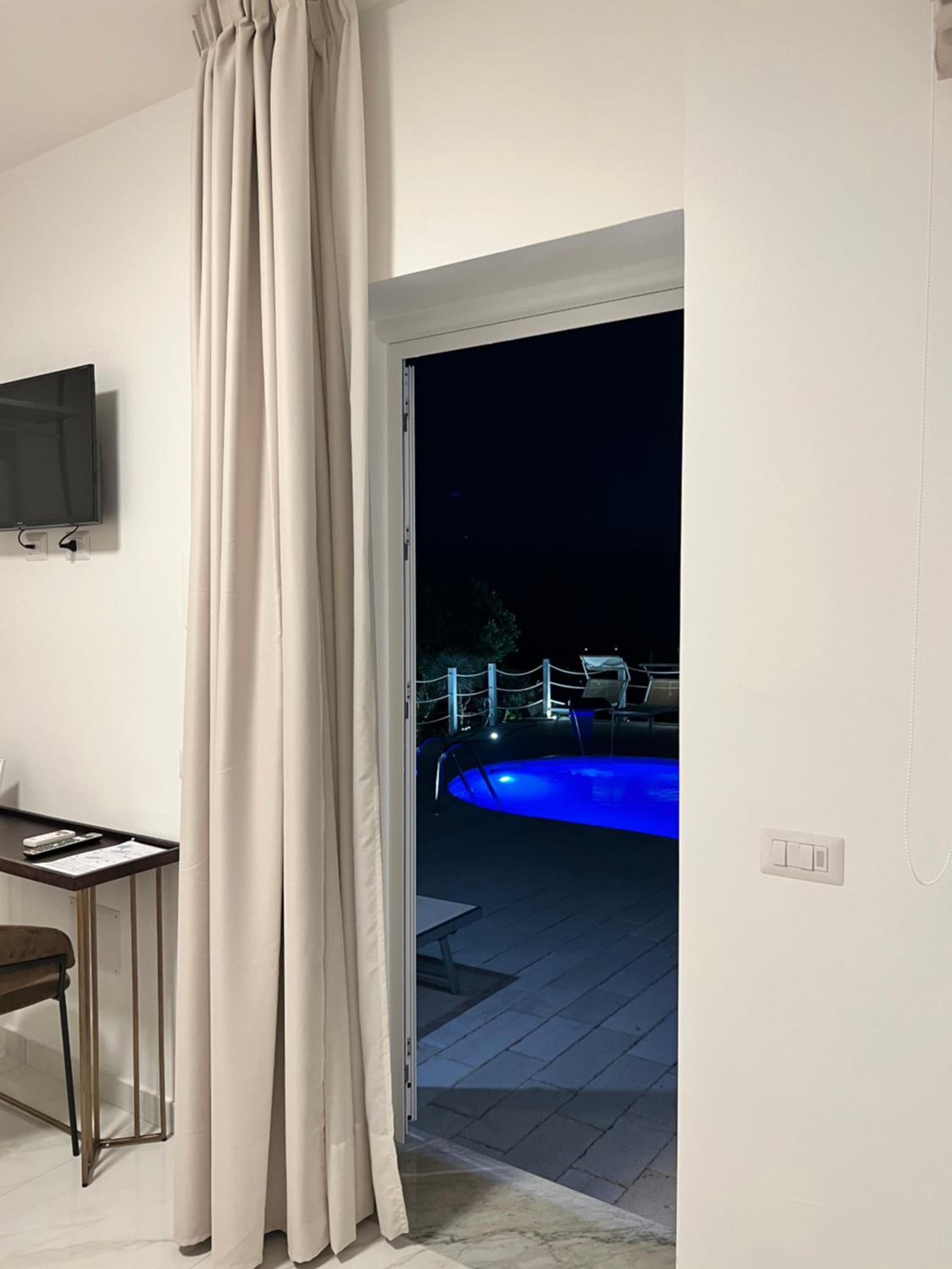 Deluxe Suite with Sea View - Photo 25