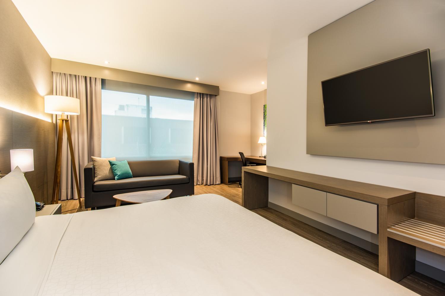 Standard King Room - Accessible - Photo 2