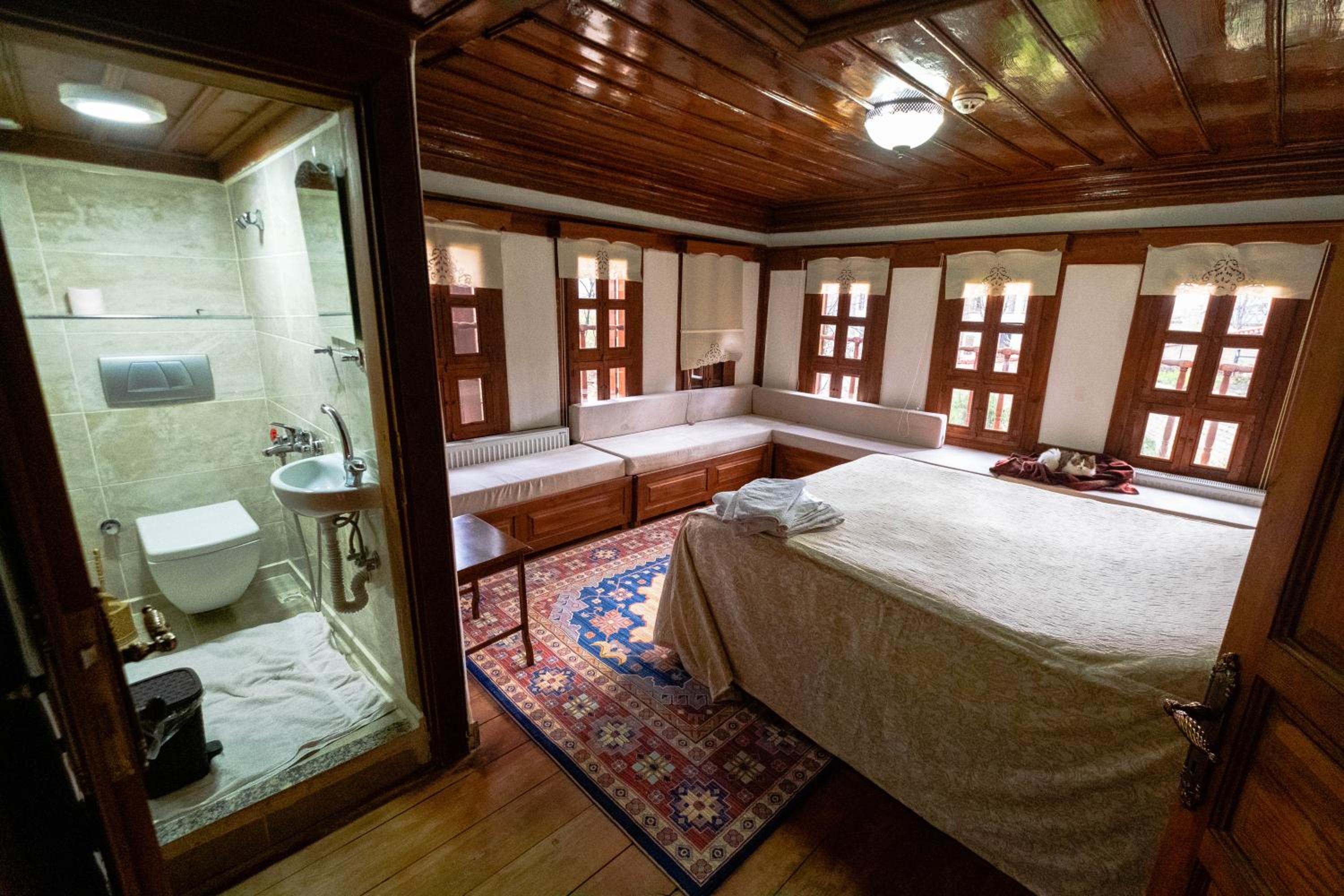 Large Double Room photo 1