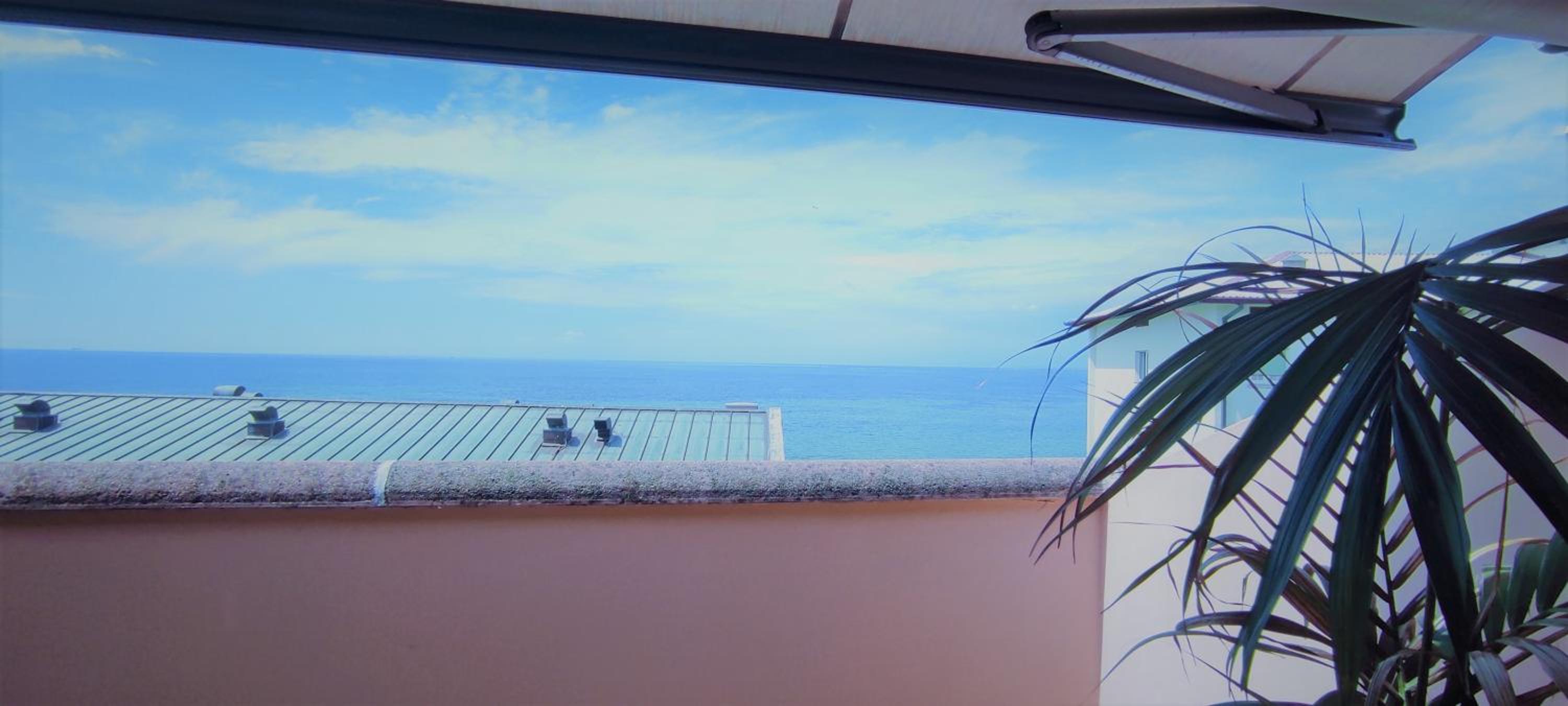 Deluxe Suite with Sea View - Photo 5