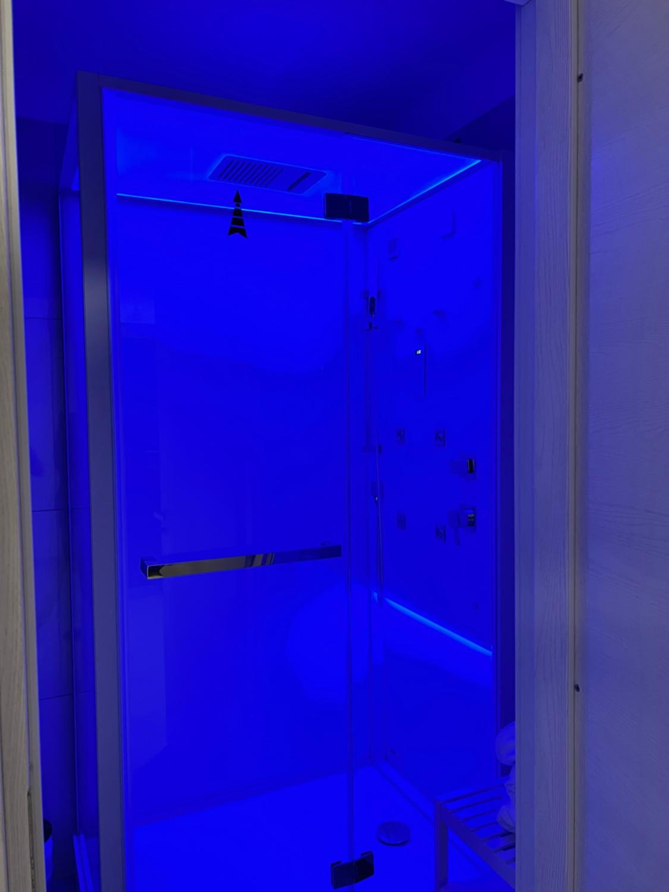 Deluxe Suite with Sea View - Photo 17