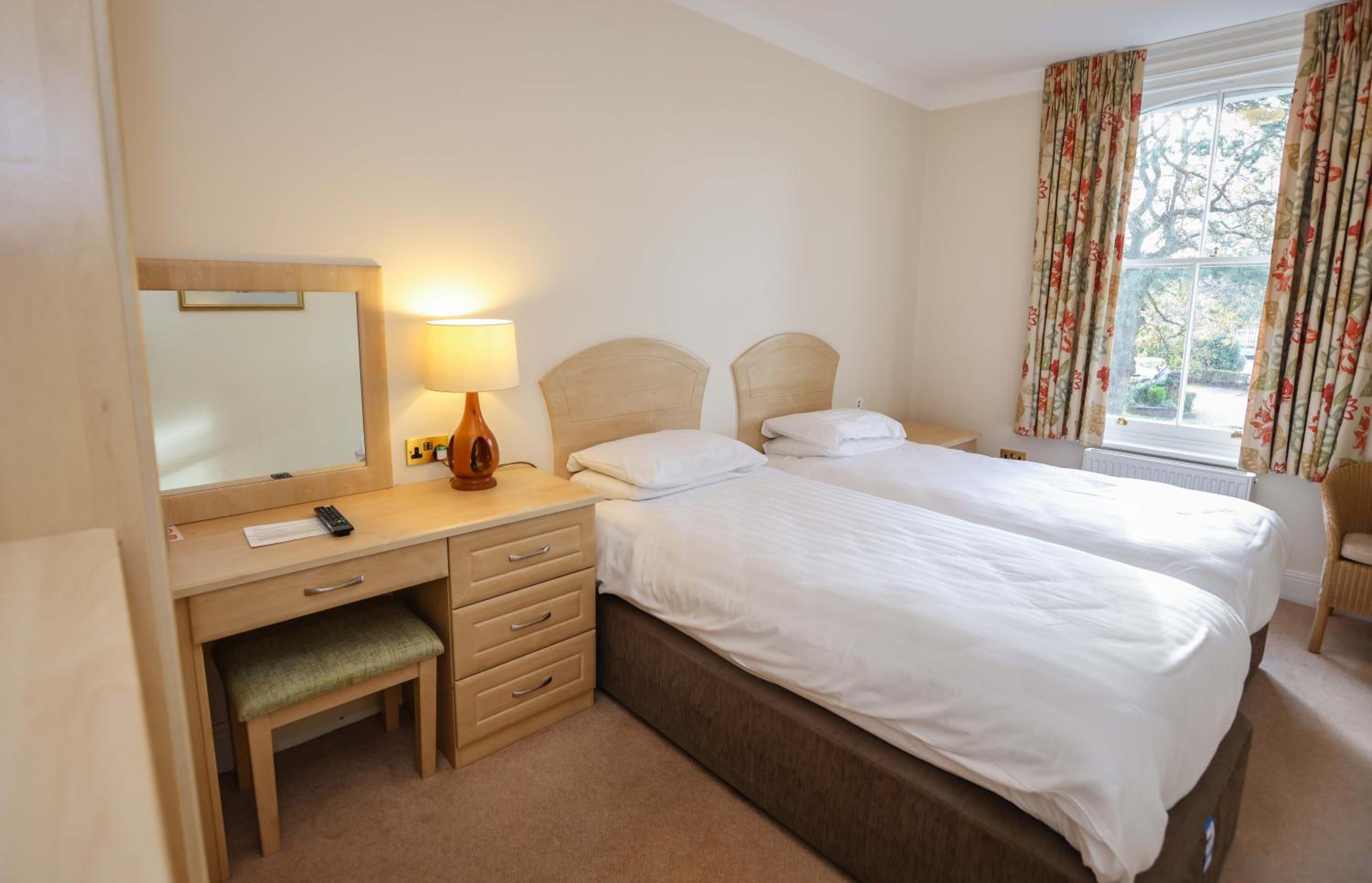 Standard Twin Room - Photo 3