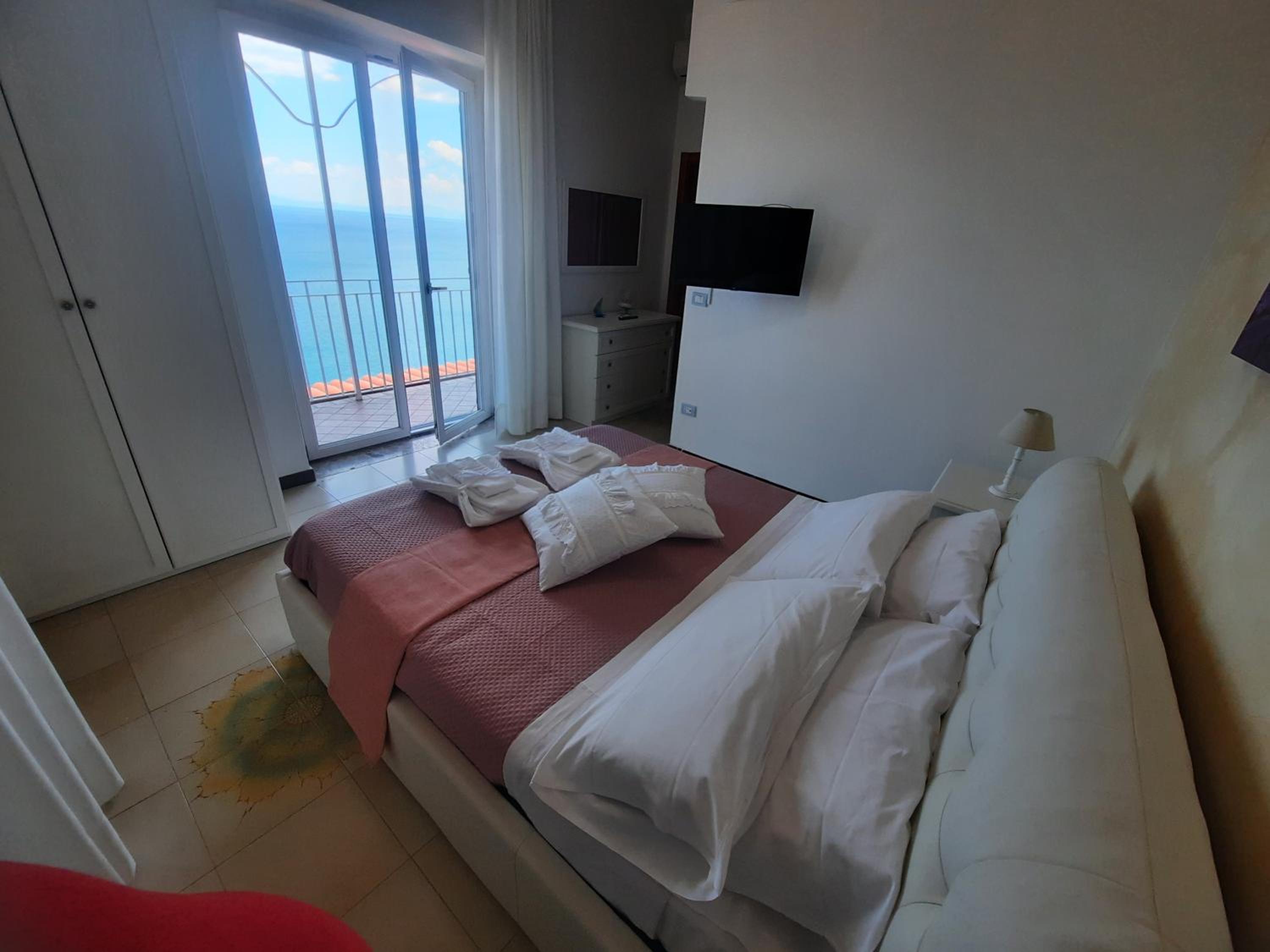 Double or Twin Room with Sea View photo 1