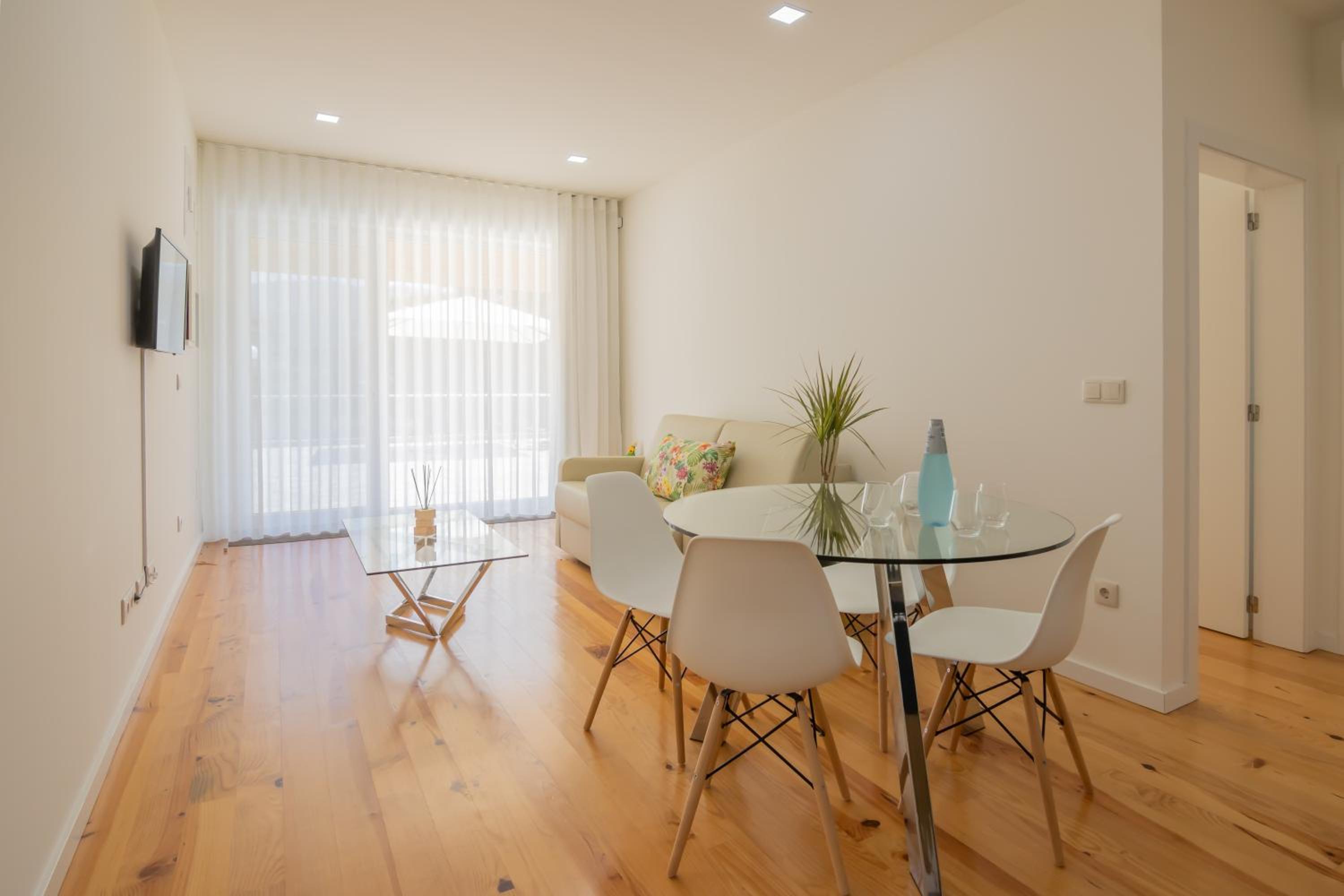 One-Bedroom Apartment - Photo 2