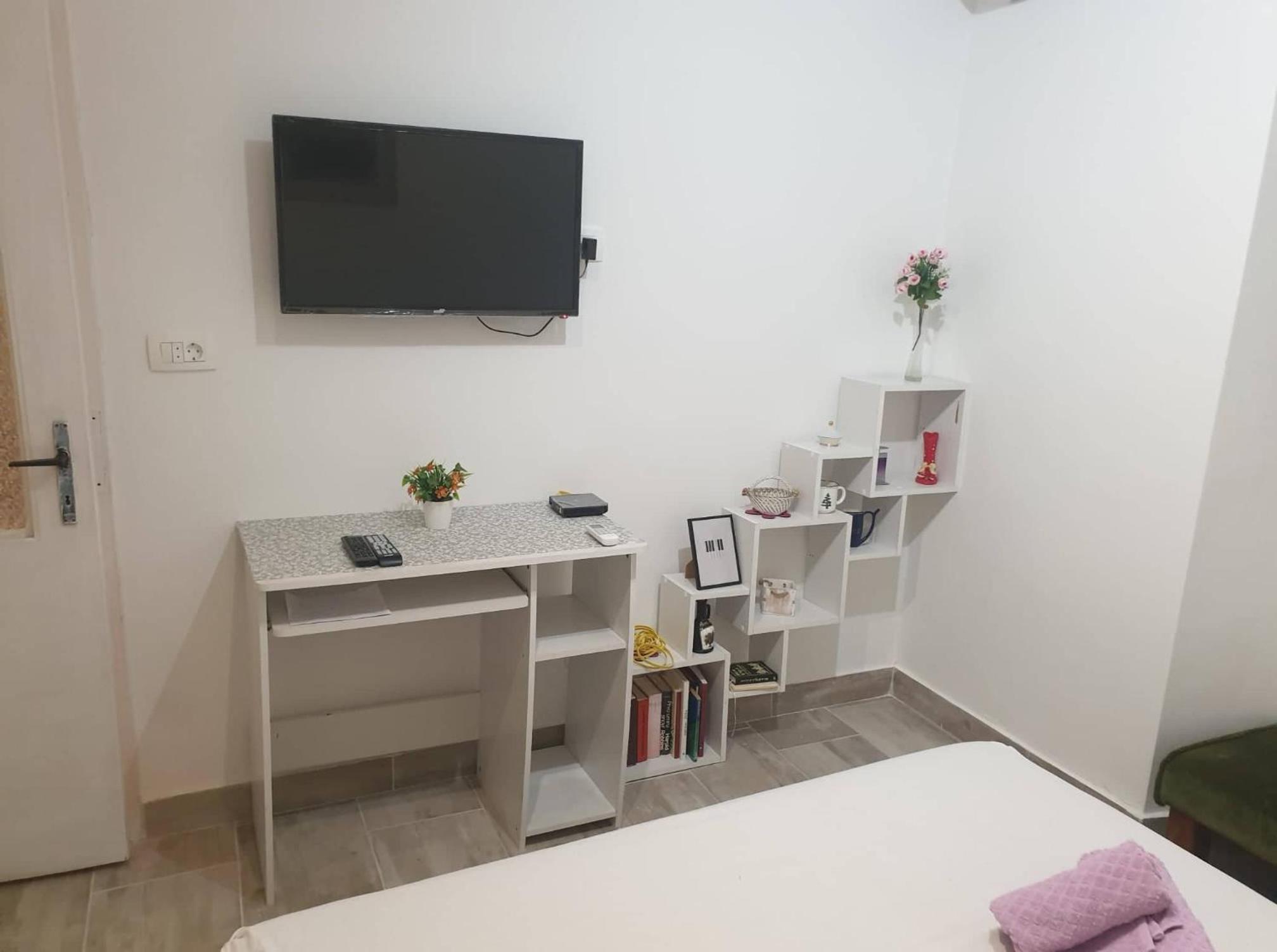 One-Bedroom Apartment - Photo 2