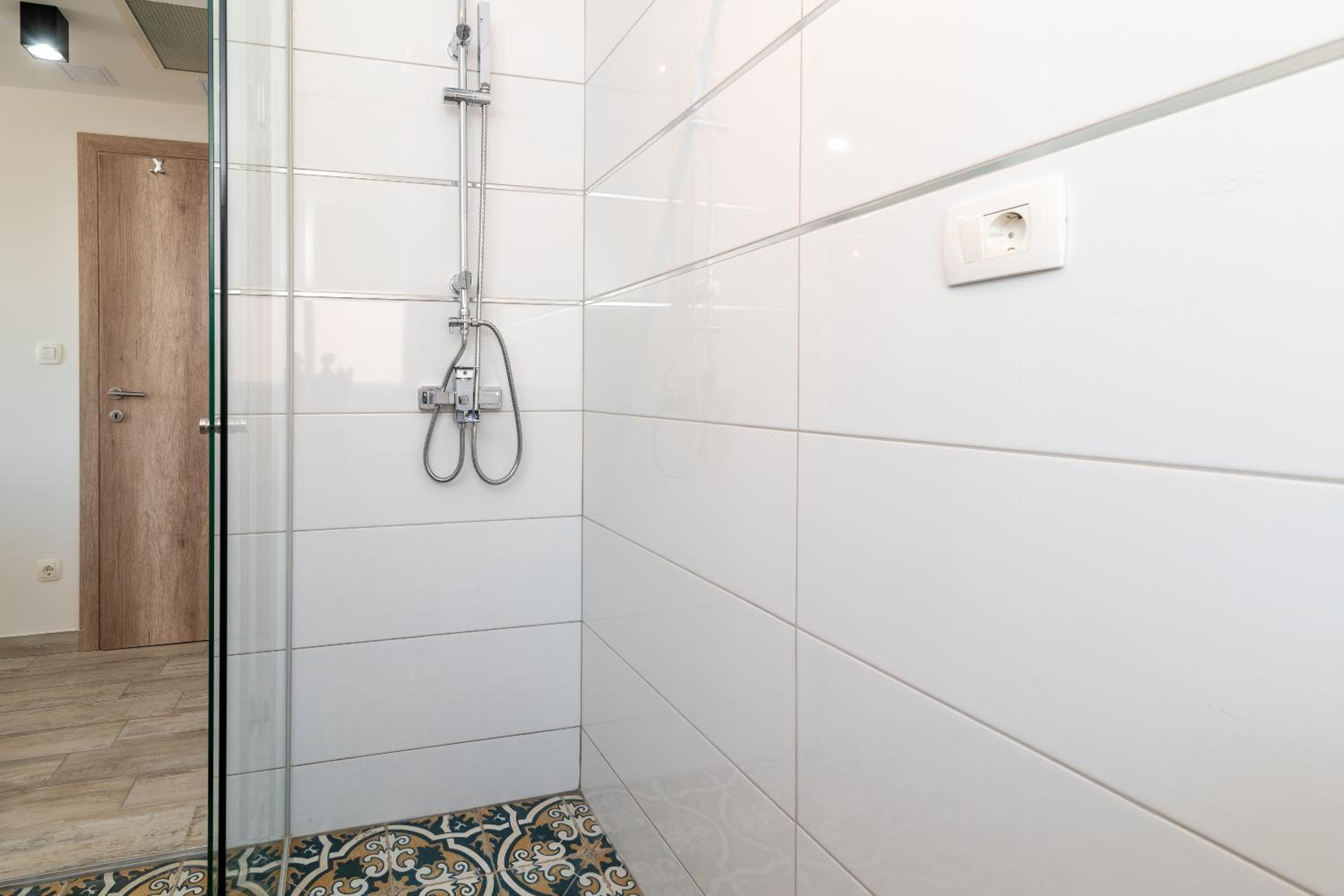 Studio Apartment - Photo 25