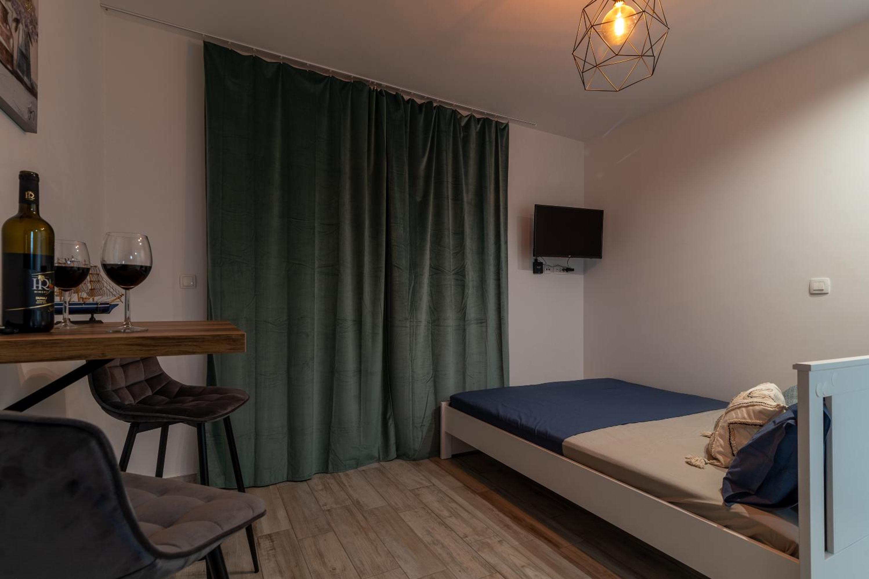 Studio Apartment - Photo 14