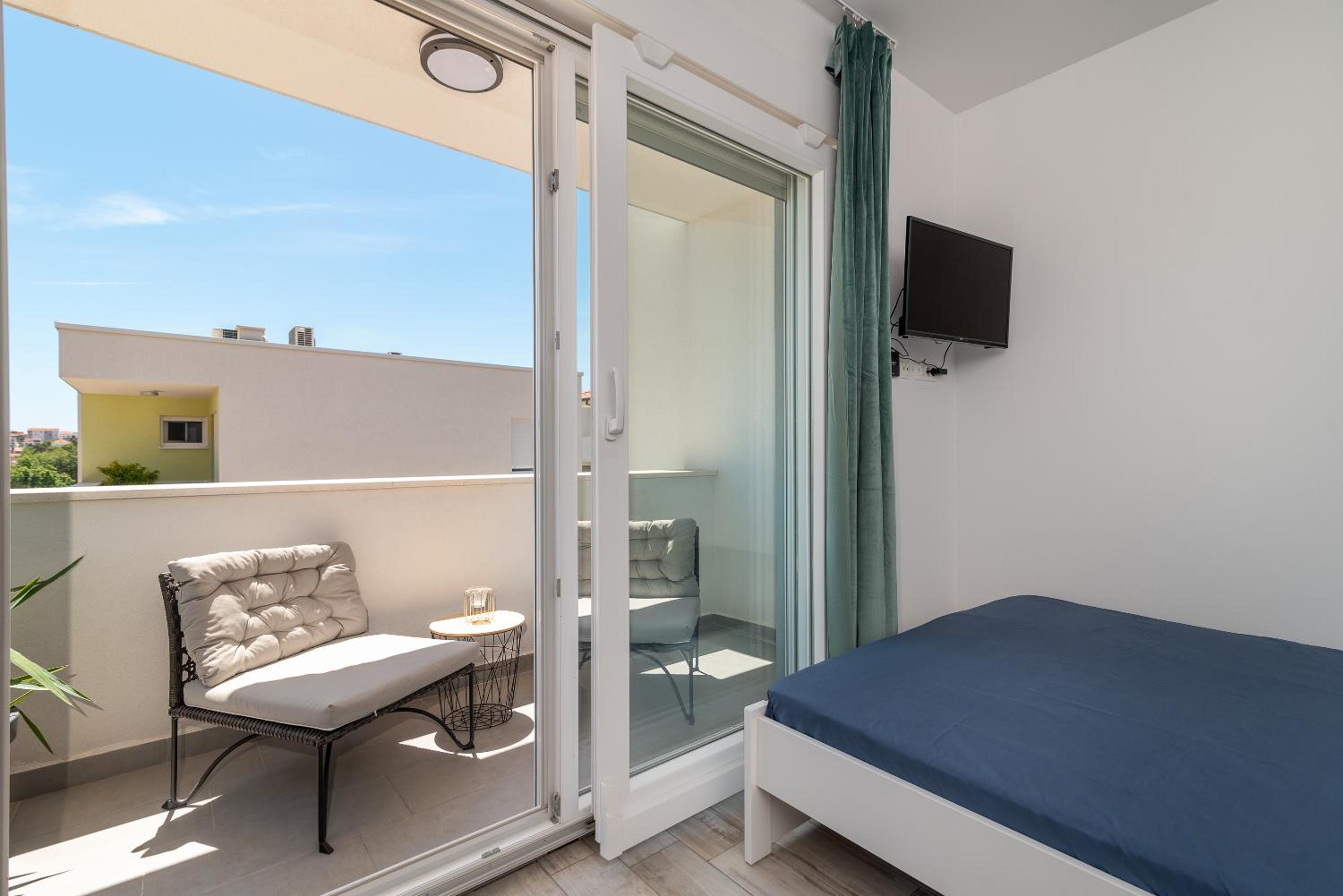 Studio Apartment - Photo 33