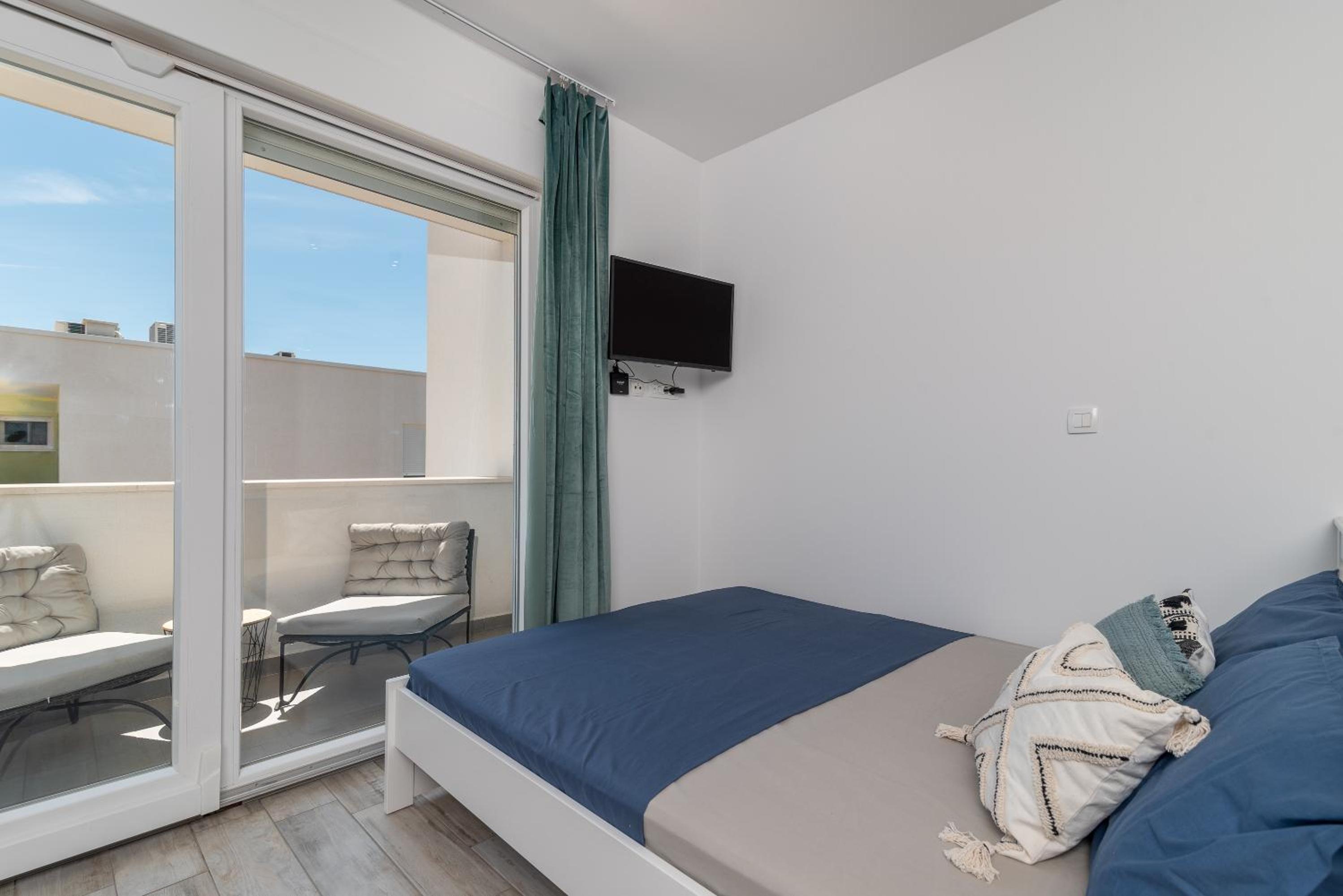 Studio Apartment - Photo 35