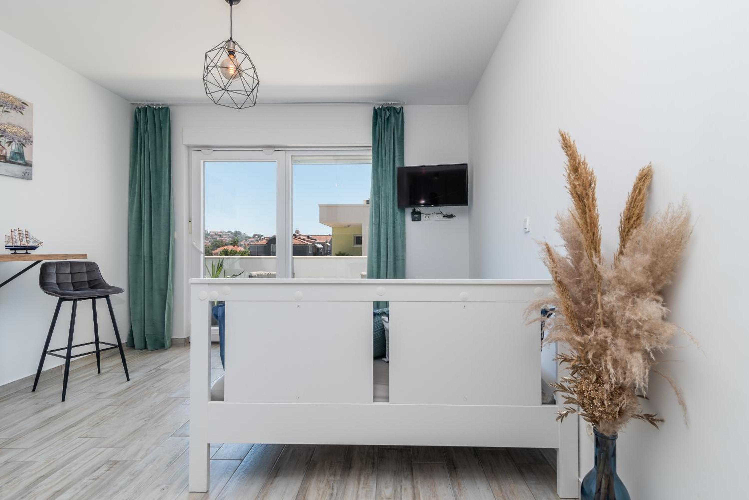 Studio Apartment - Photo 2