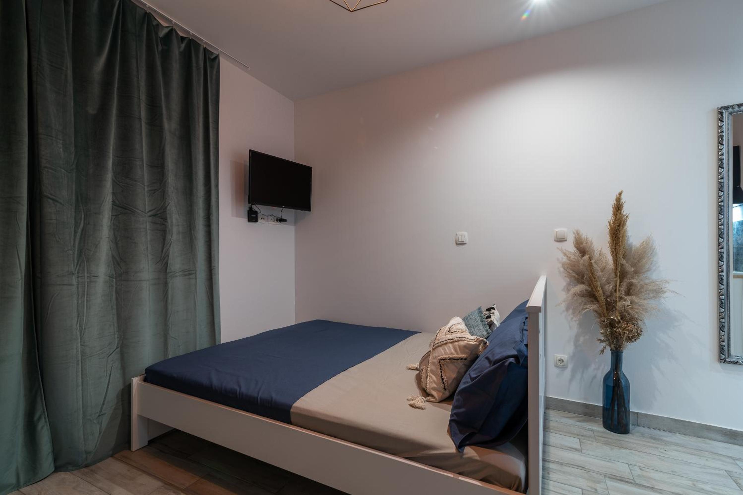 Studio Apartment - Photo 28