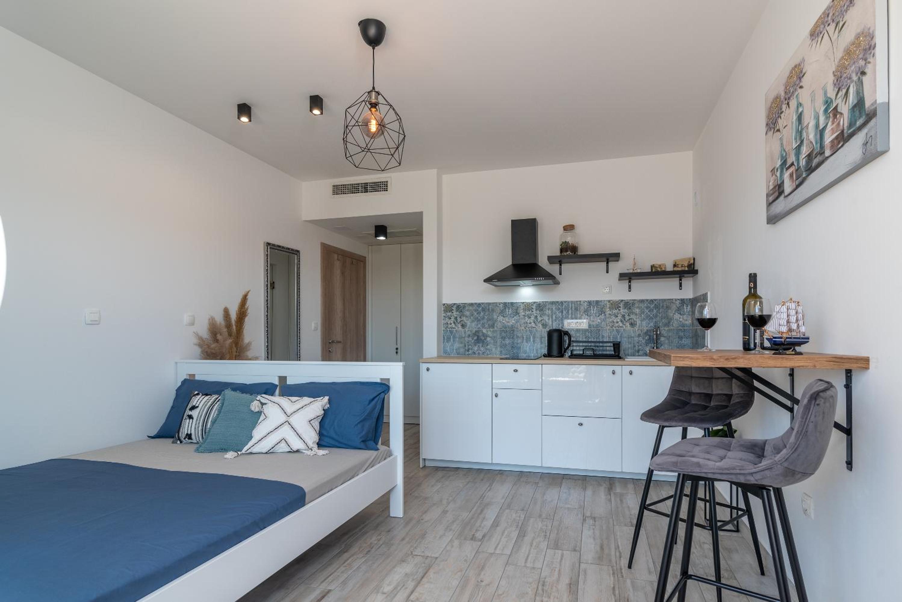 Studio Apartment - Photo 27