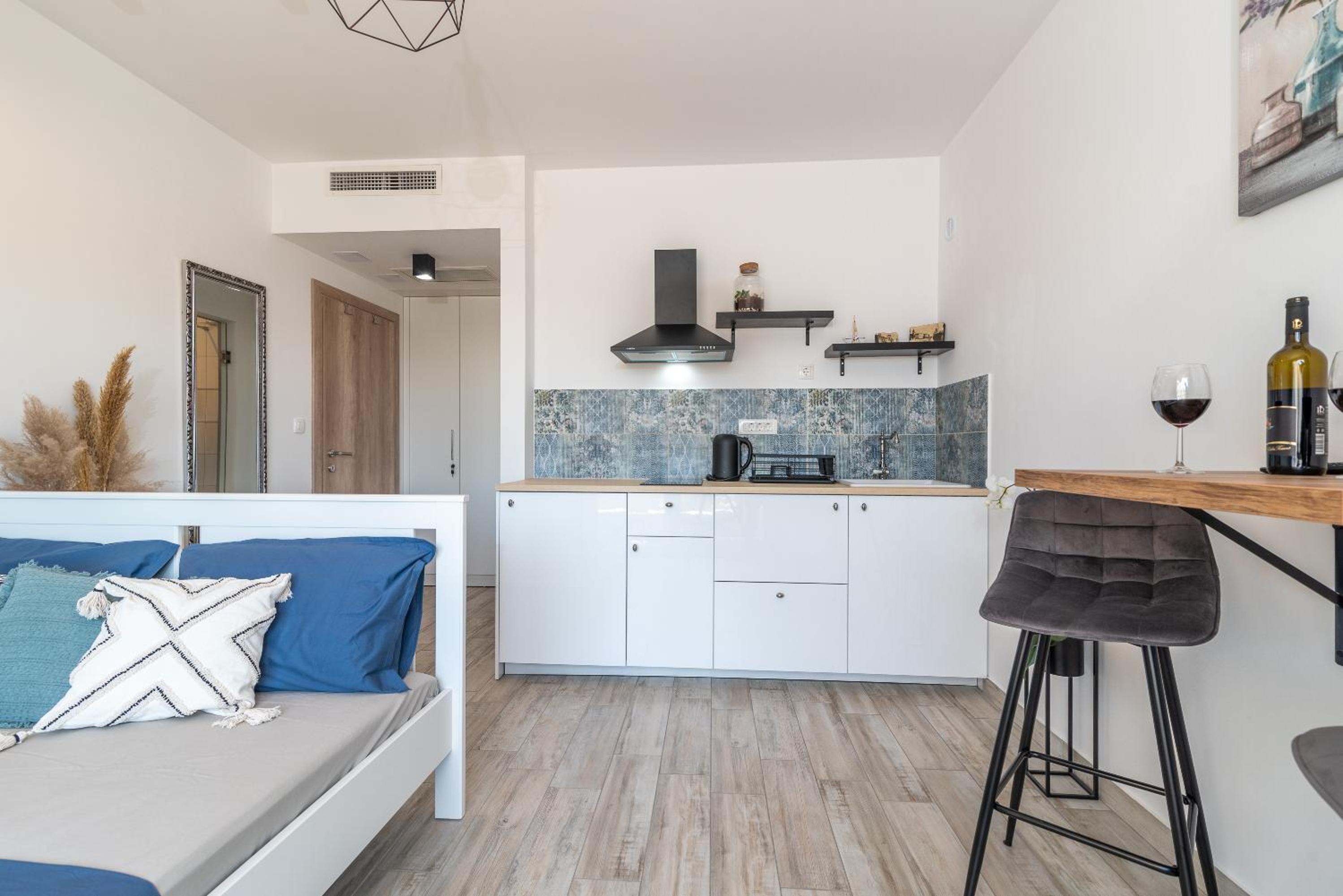 Studio Apartment - Photo 34