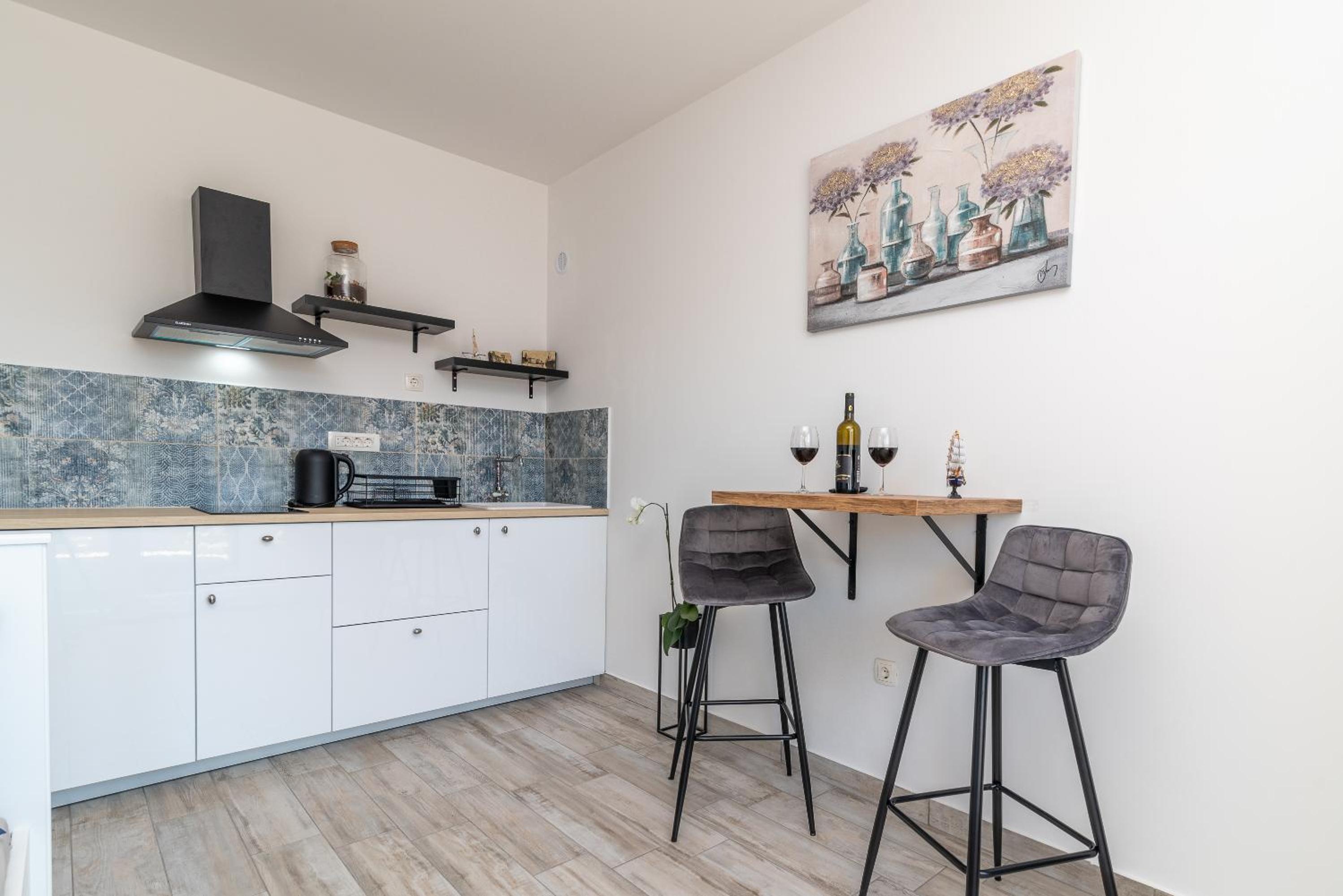 Studio Apartment - Photo 17