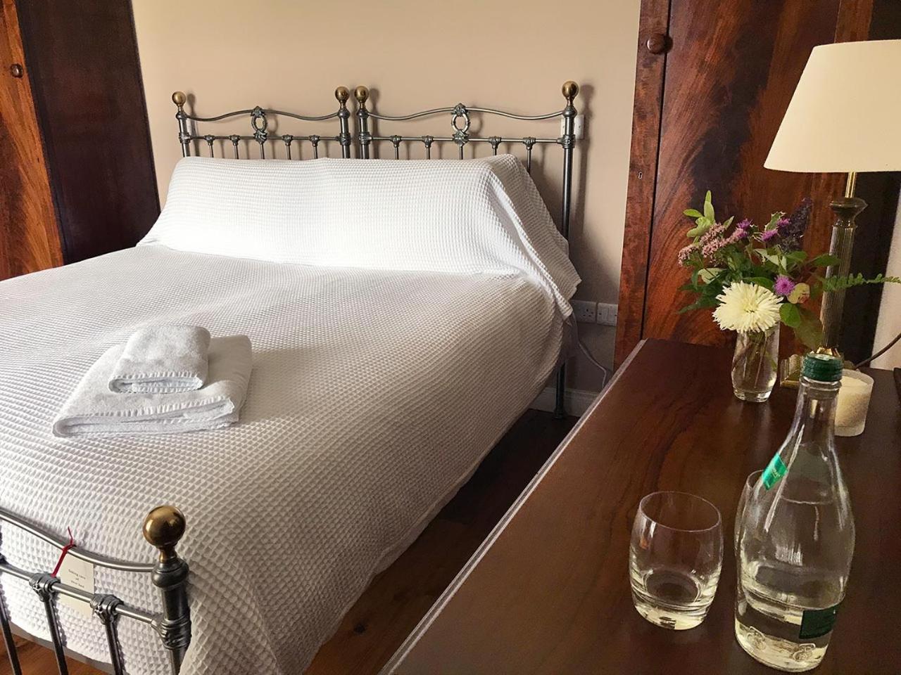 Double or Twin Room with Lake View - Photo 1