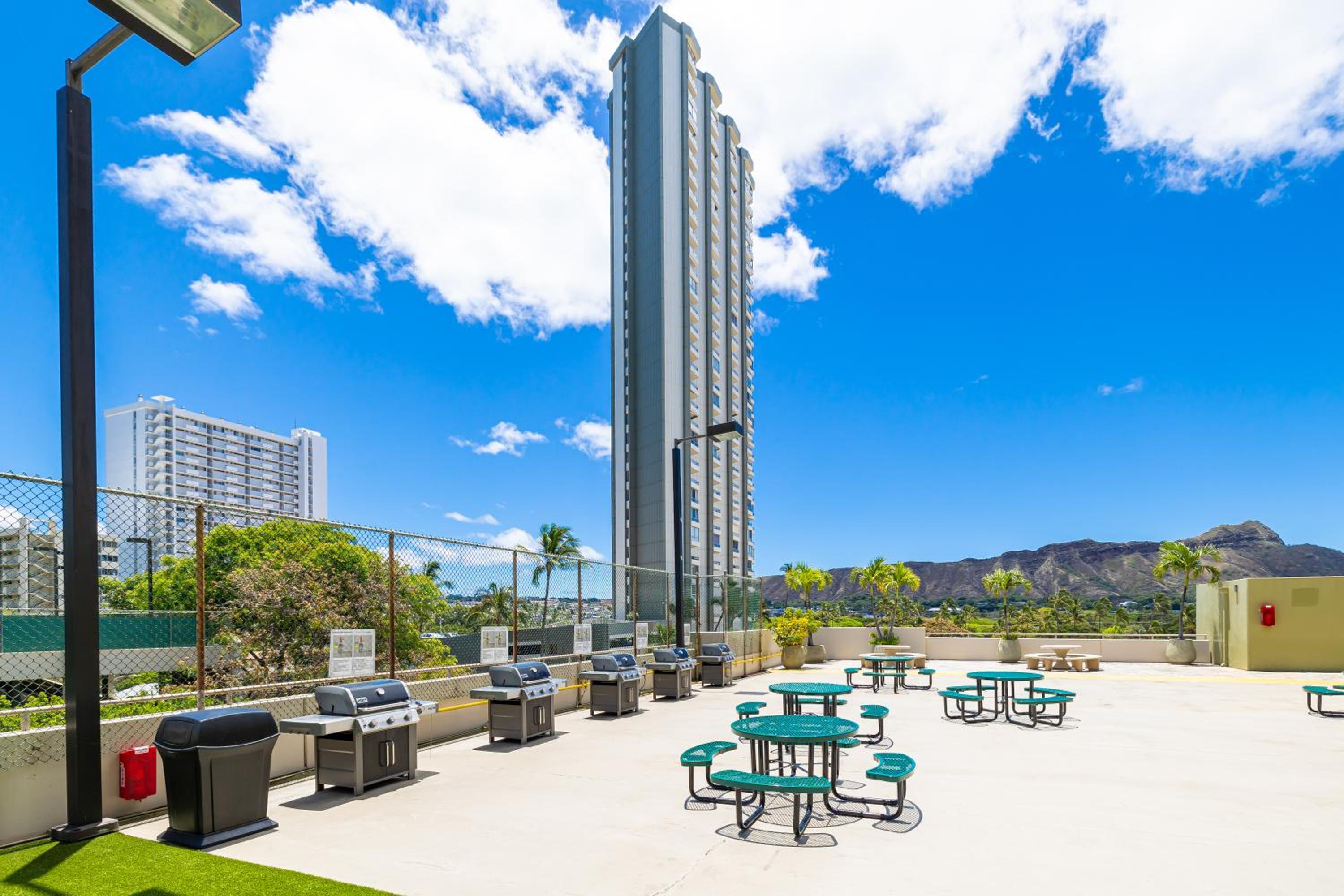 Mountain Views & Steps to Beach - Free Parking!: Apartment with Mountain View photo