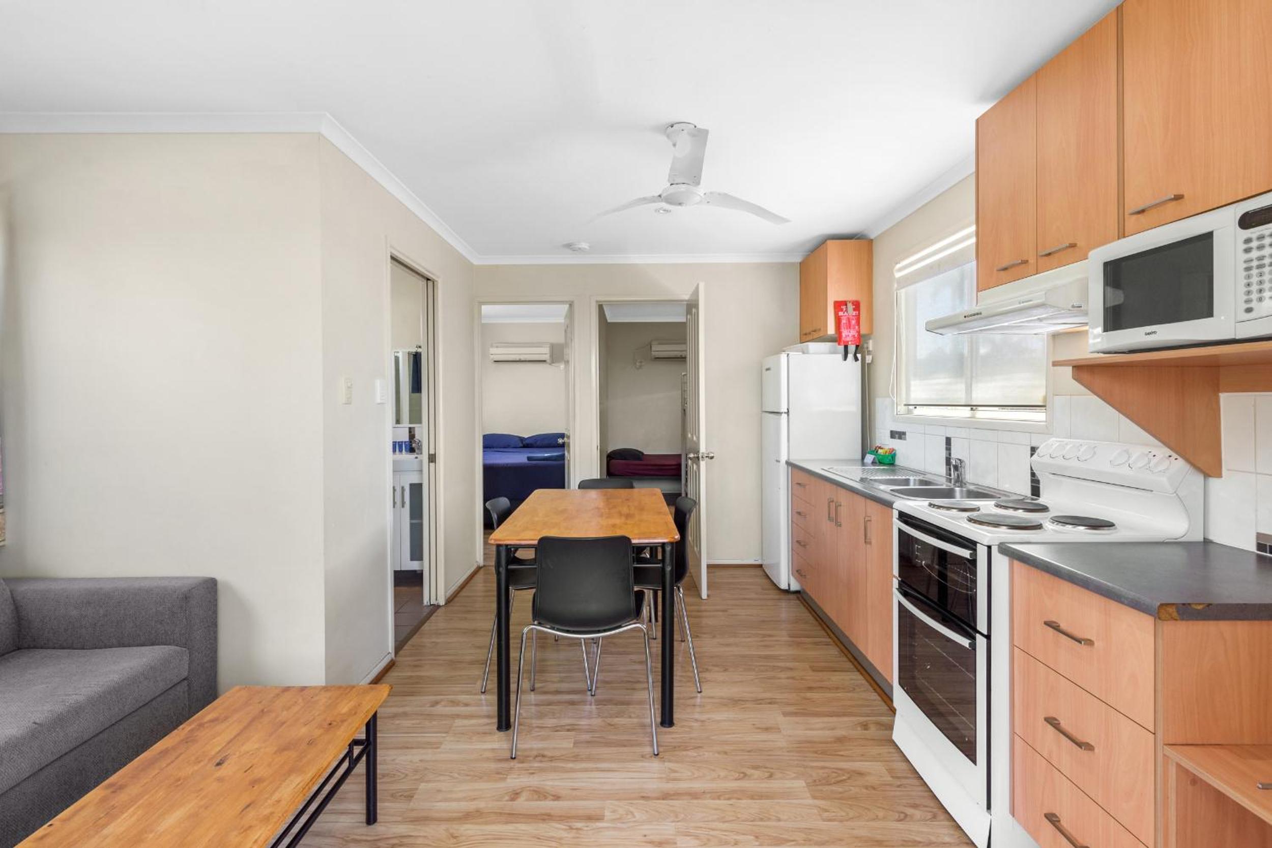 Deluxe 2 Bedroom Cabin - Sleeps 5 photo 3