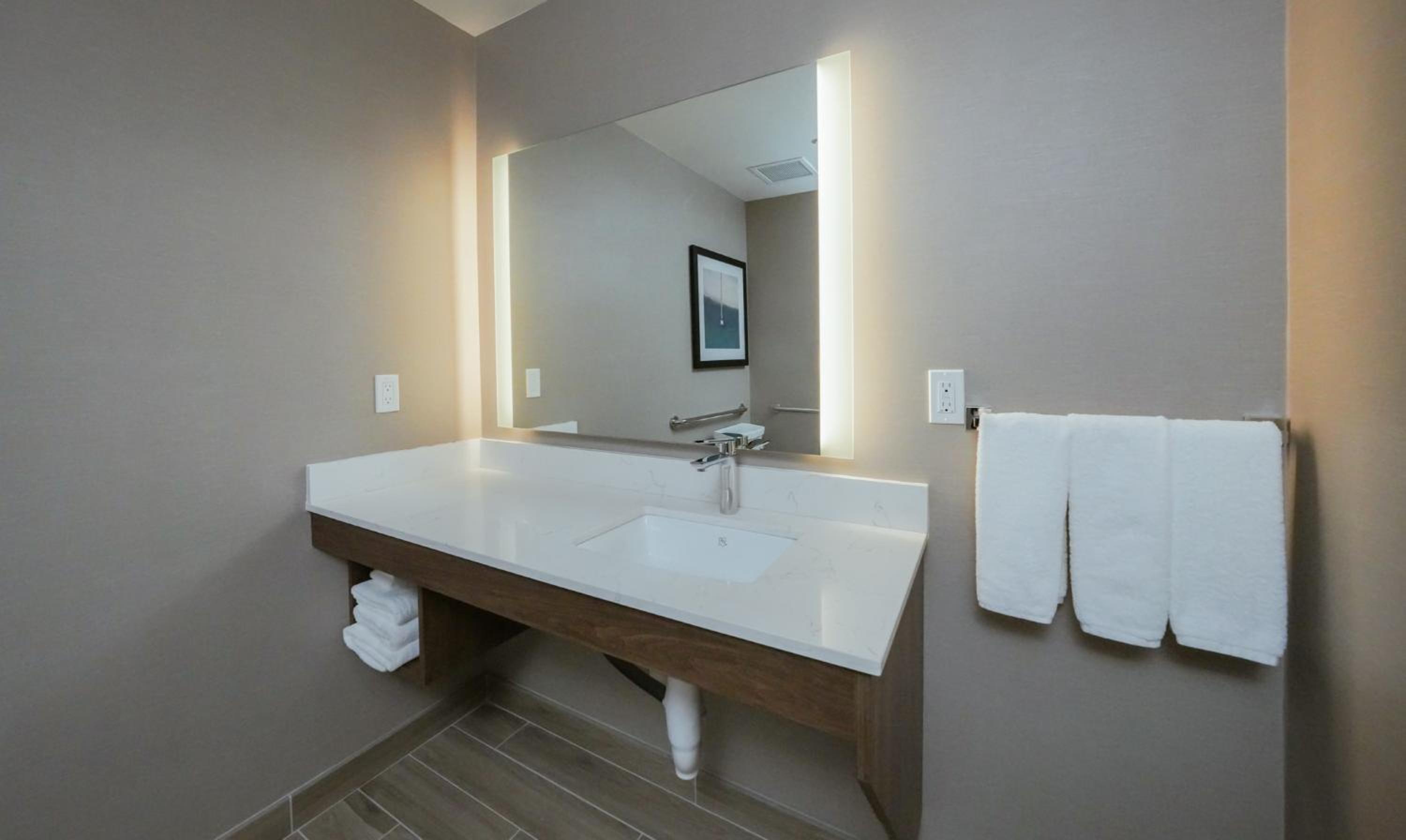 King Room with Hearing/Mobility Access and Bathtub with Grab Bars - Non-Smoking - Photo 3