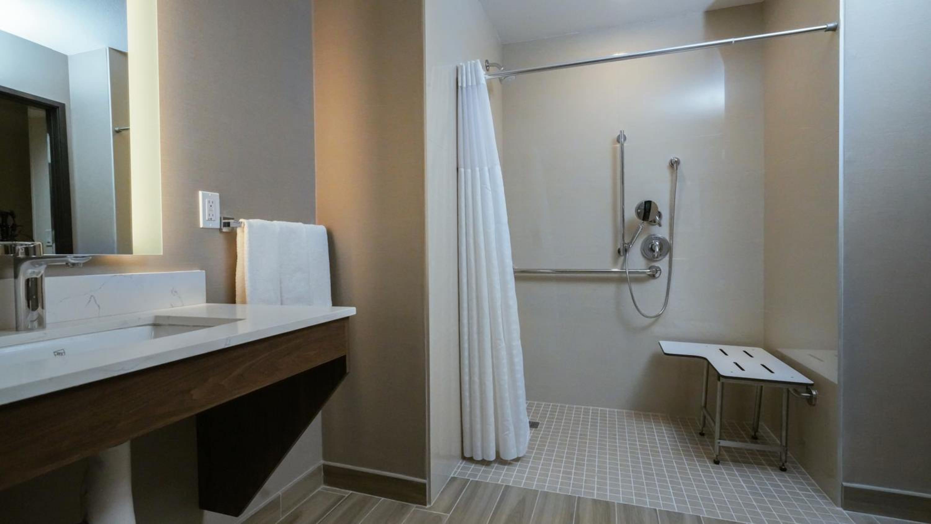 King Room with Roll-In Shower - Mobility Access/Non-Smoking - Photo 5