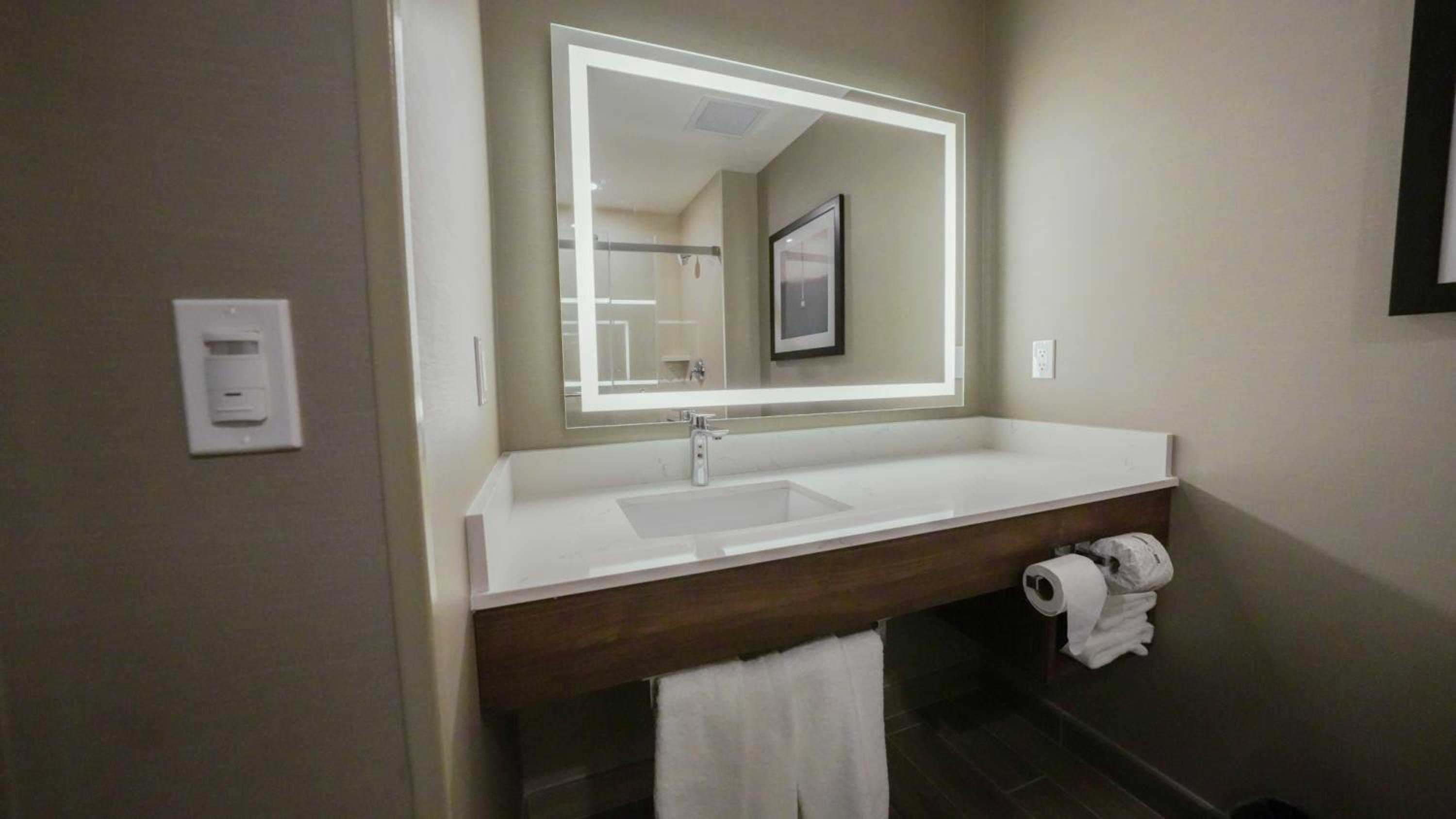 King Room - Non-Smoking - Photo 5