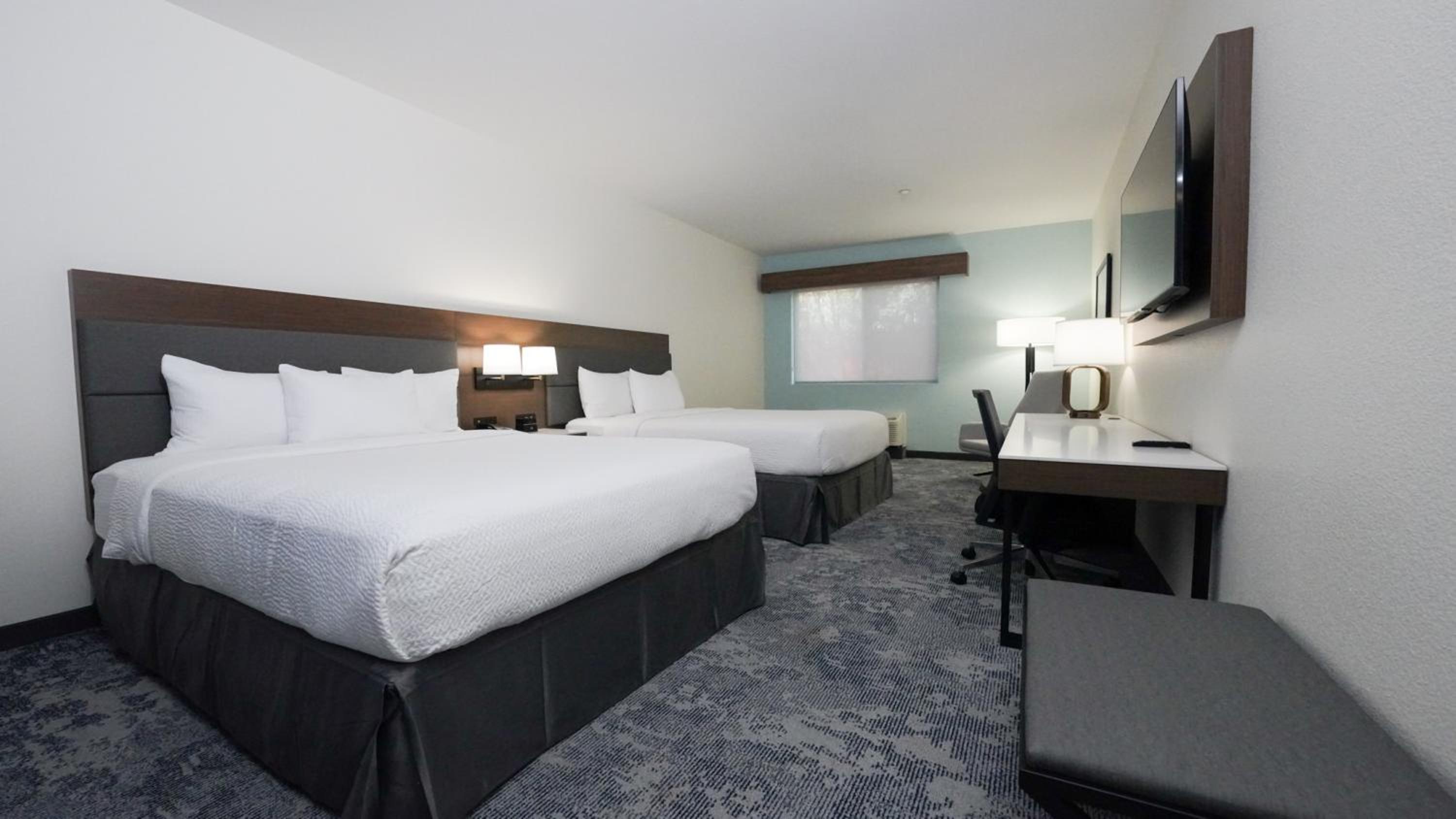 Queen Room with Two Queen Beds - Non-Smoking - Photo 3