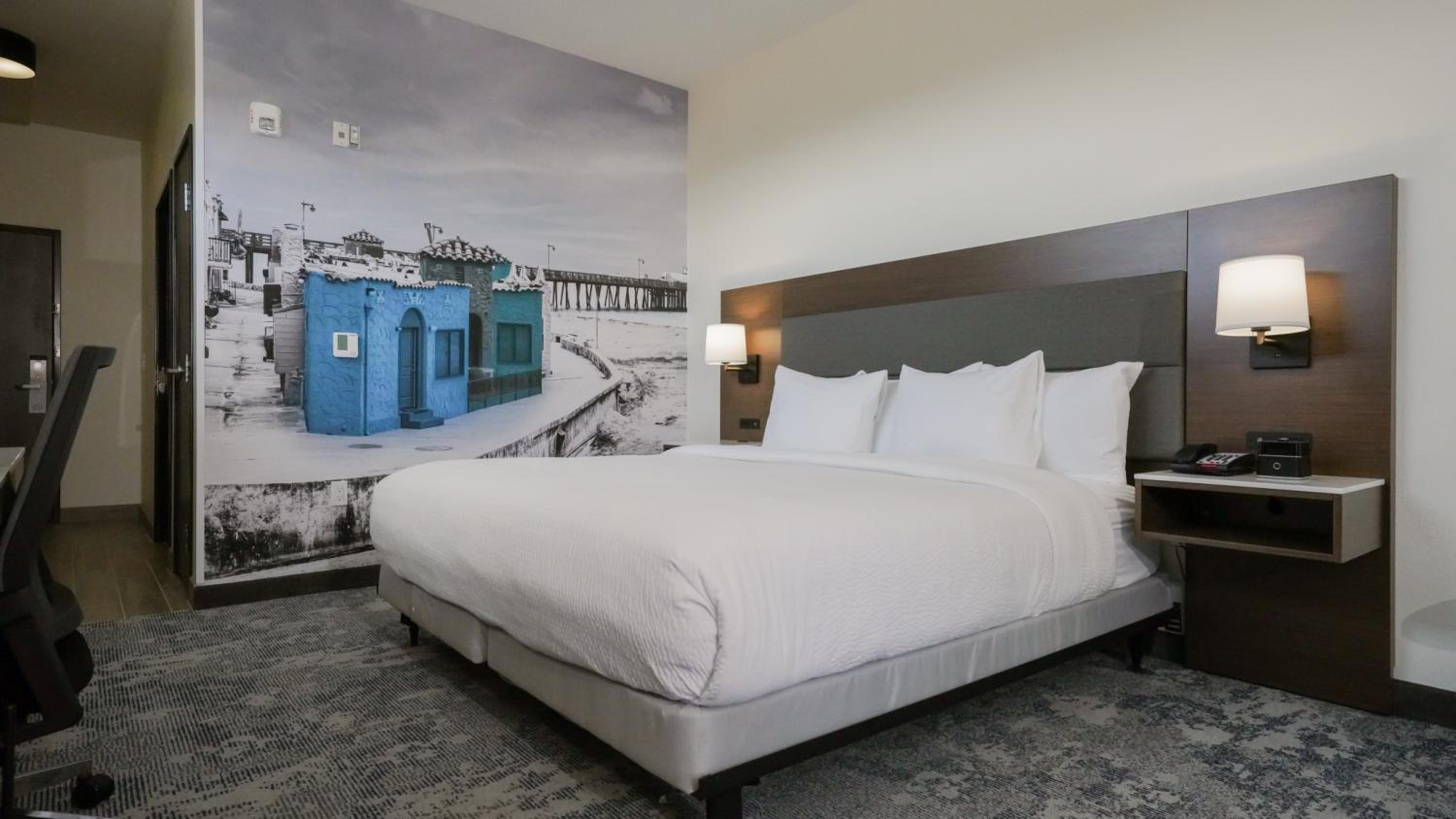 King Room with Hearing/Mobility Access and Bathtub with Grab Bars - Non-Smoking - Photo 4