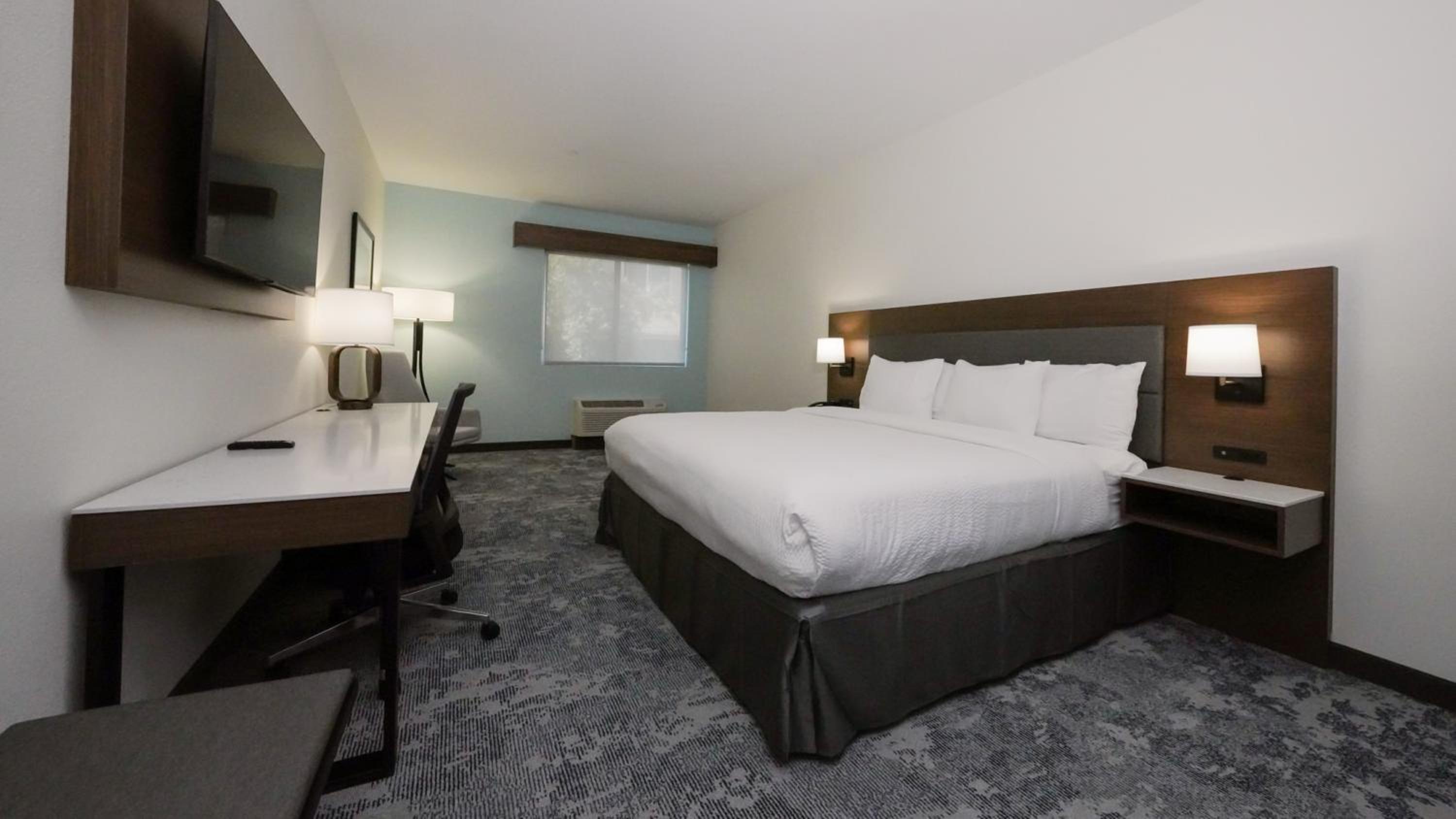 King Room - Non-Smoking - Photo 3