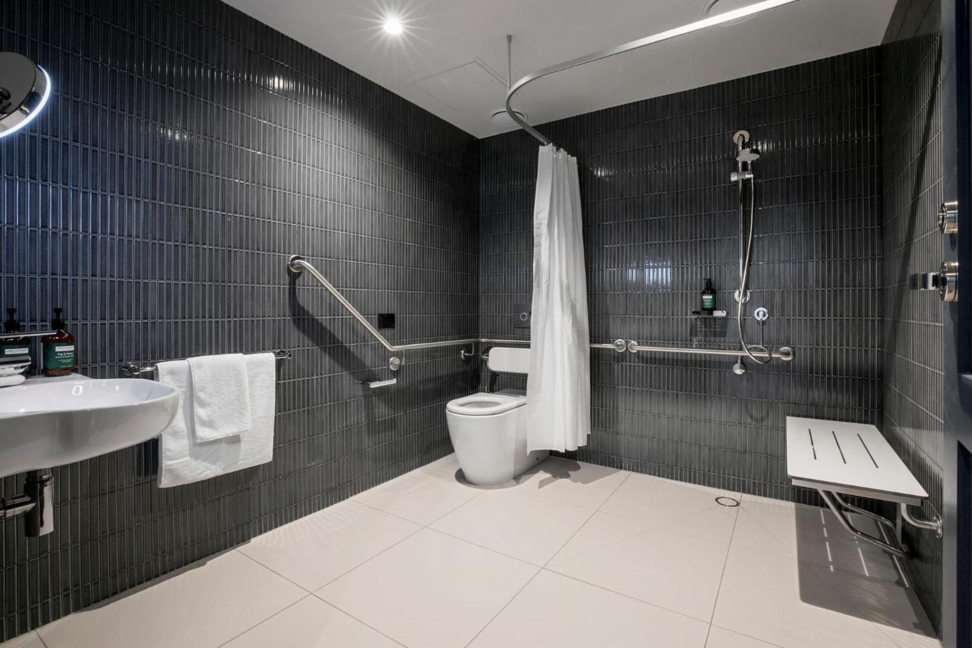 Standard King Room - Disability Access - Photo 3