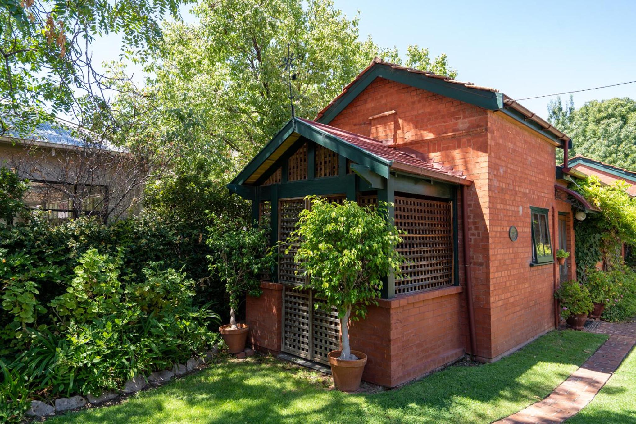 Two-Bedroom Cottage with Spa Bath - Paprika thumbnail 5