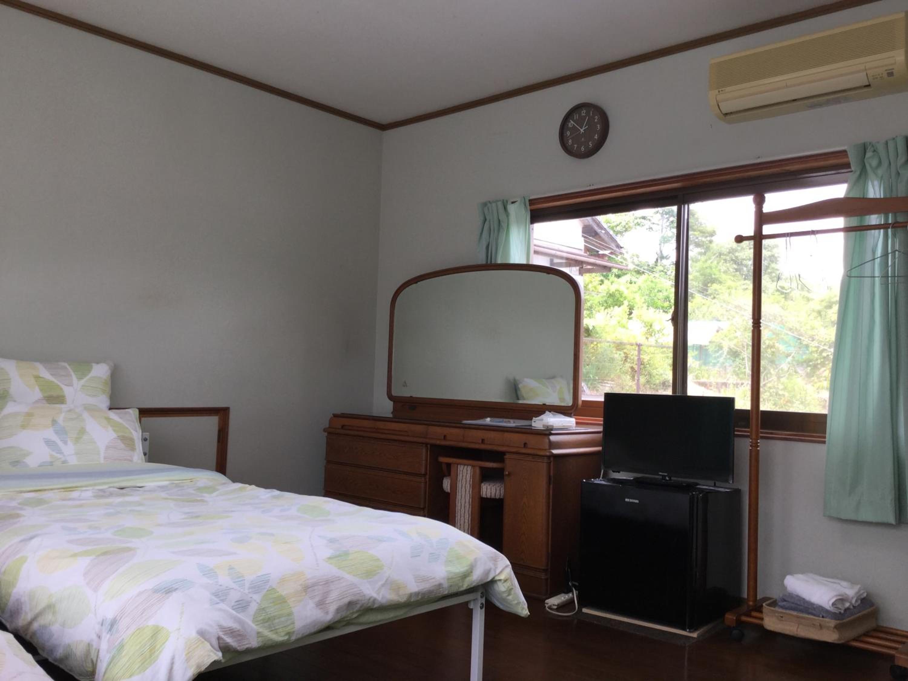 Economy Twin Room - Photo 4