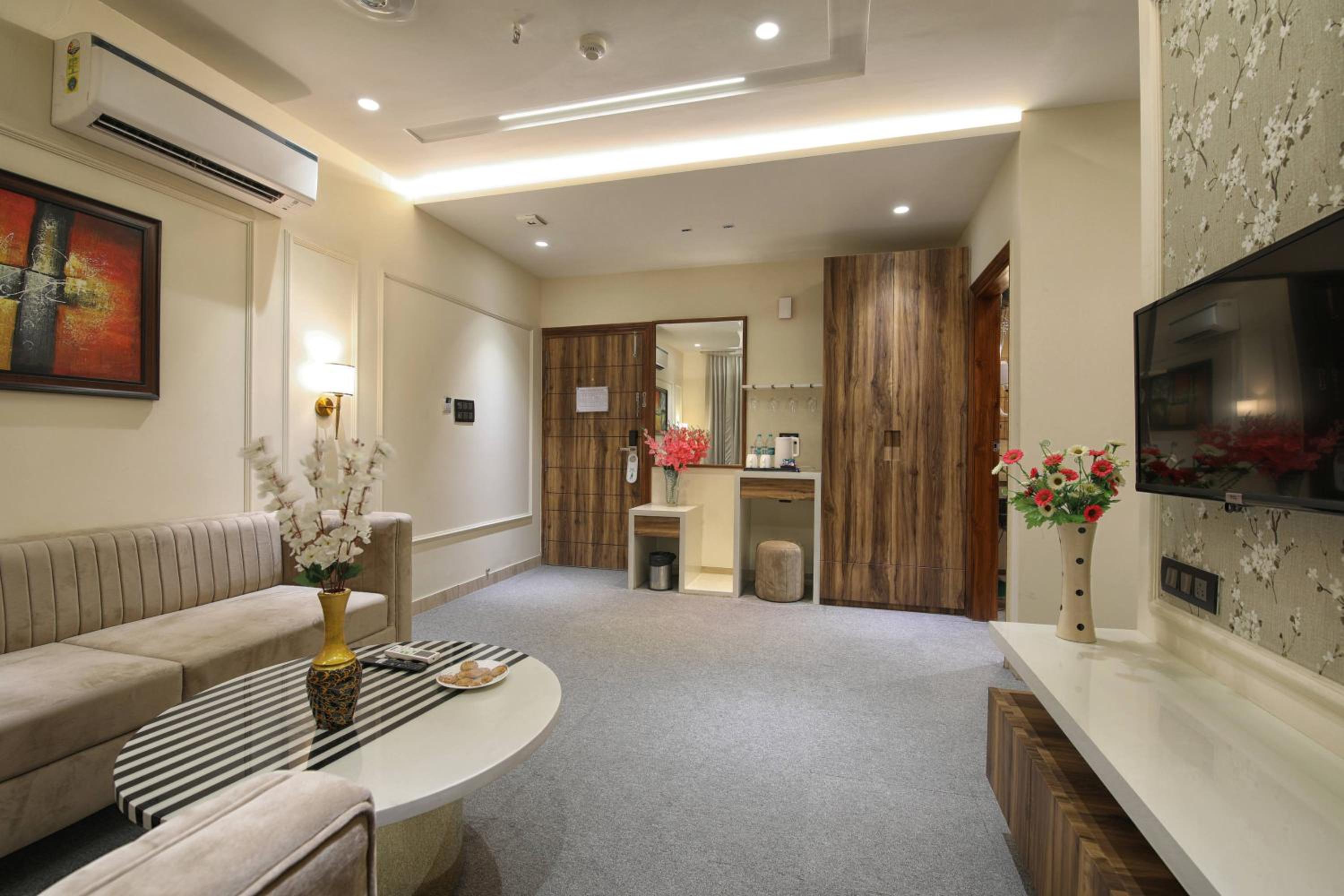 Suite - Photo 11