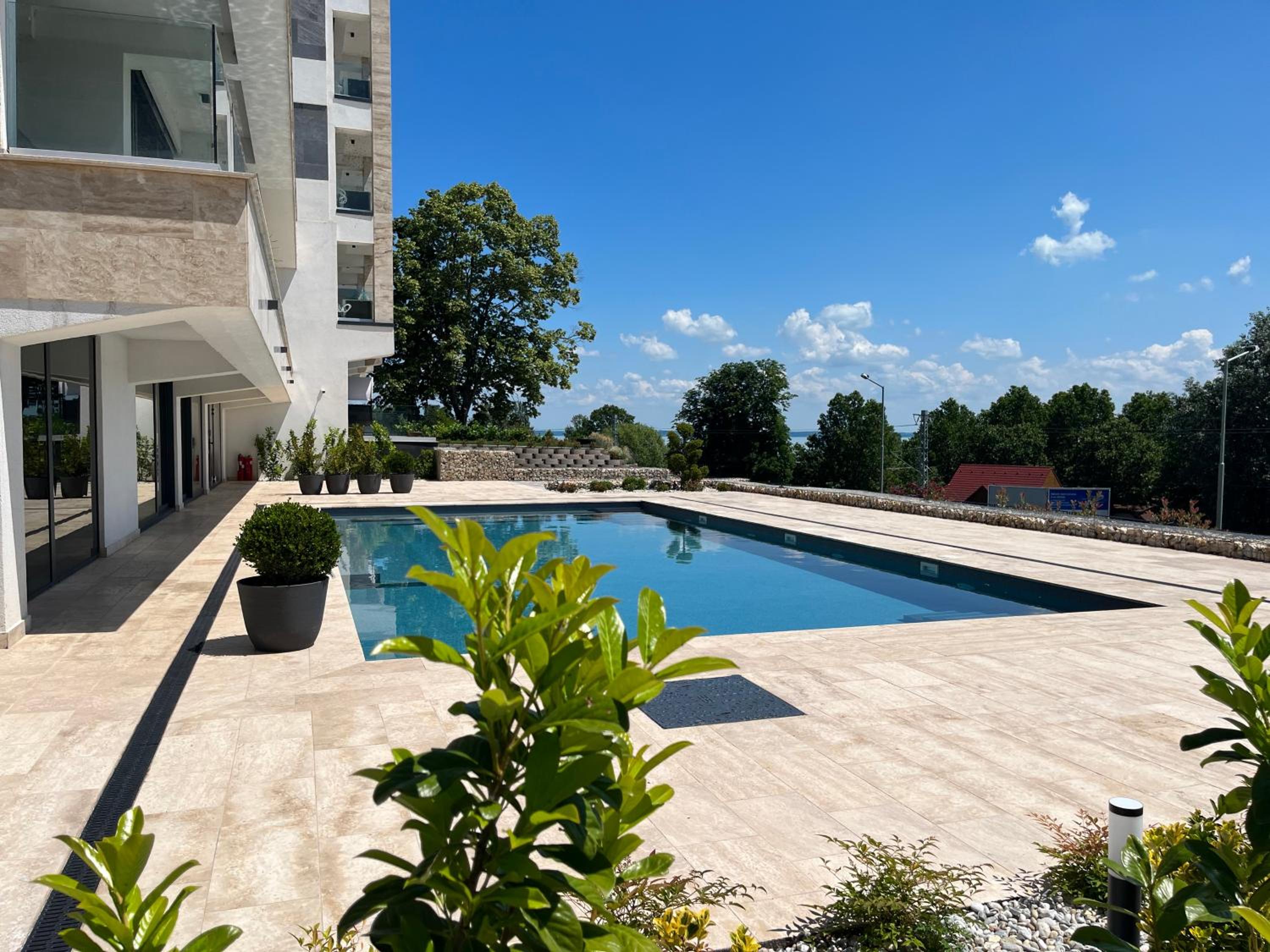Apartment with Lake View - Photo 15
