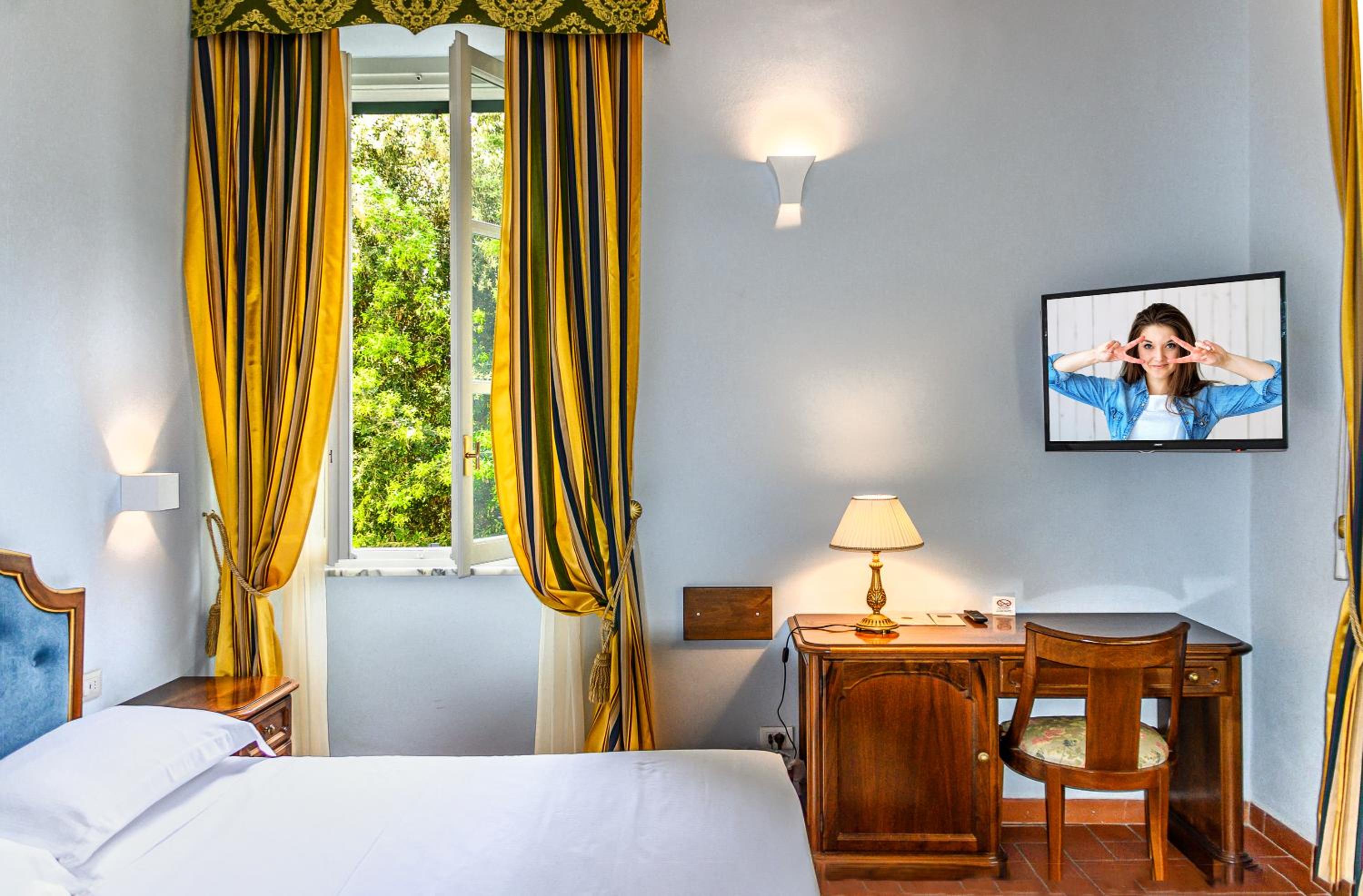 Double or Twin Room with View - Photo 1