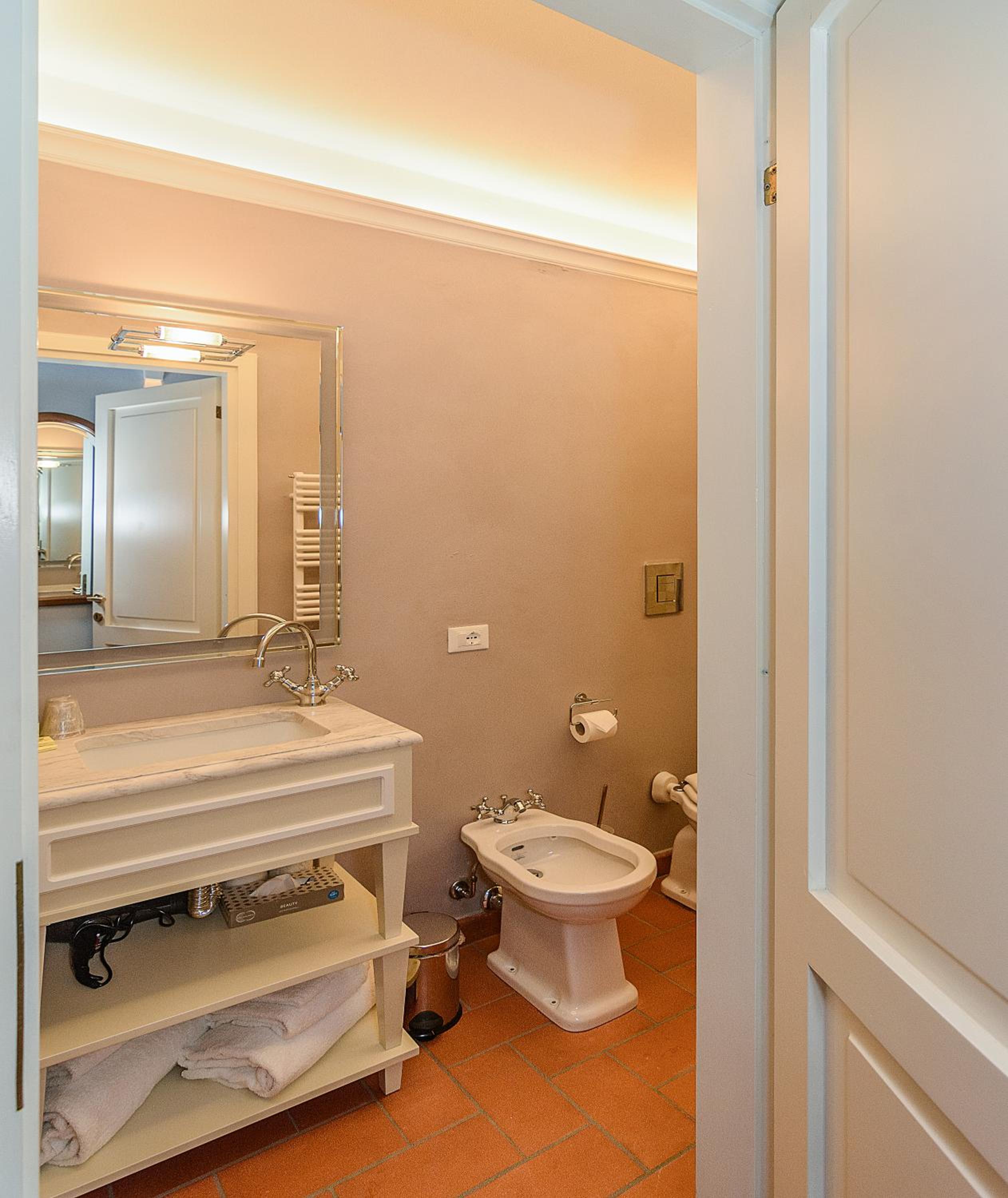 Double or Twin Room with View - Photo 4
