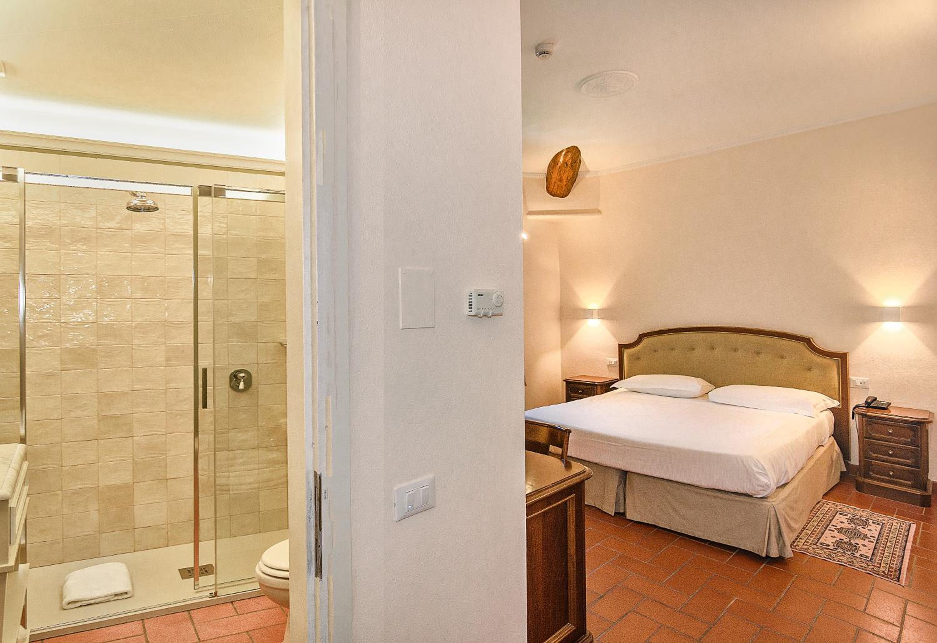 Double or Twin Room with View - Photo 8