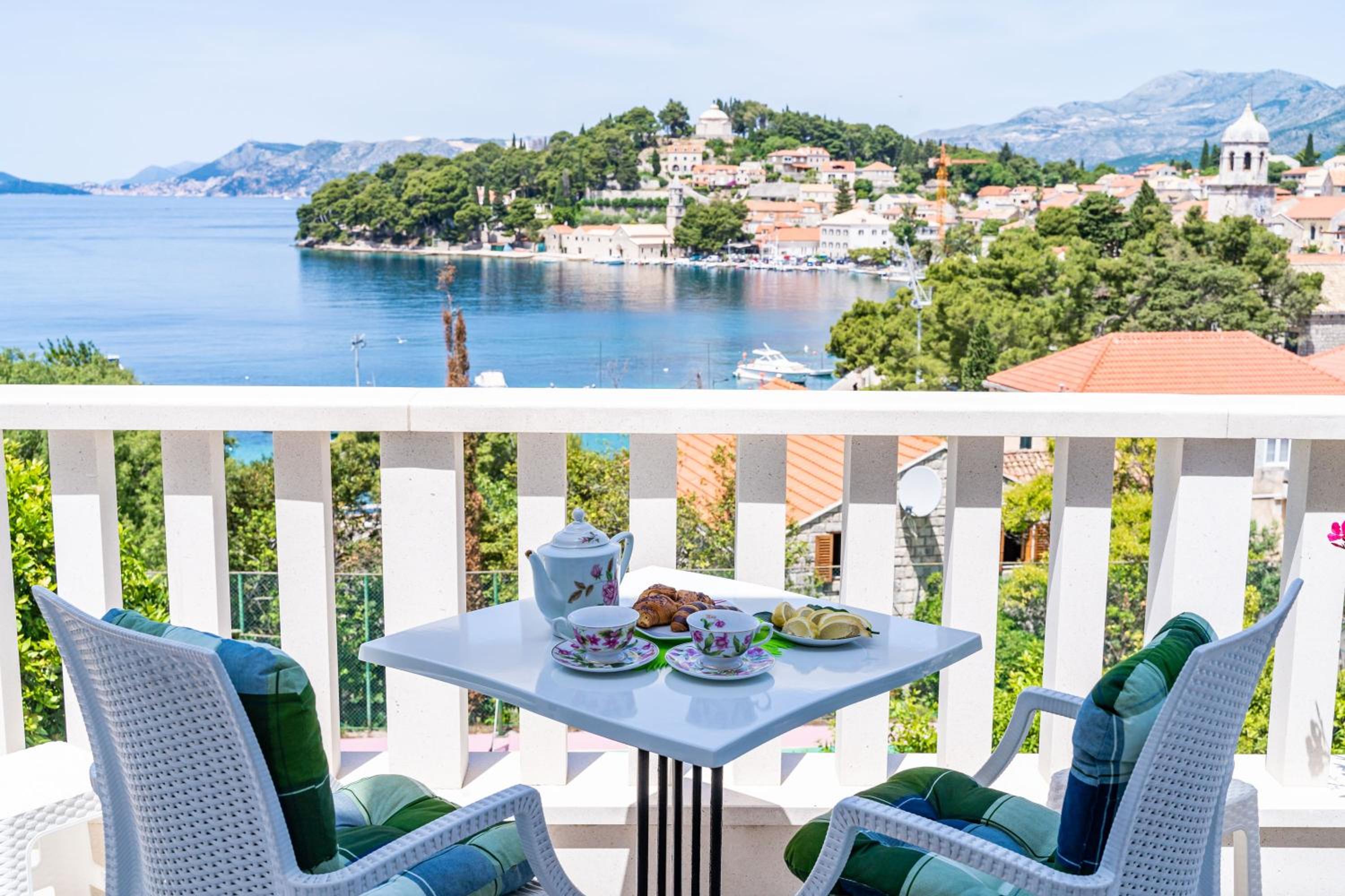 Double or Twin Room with Sea View photo 2