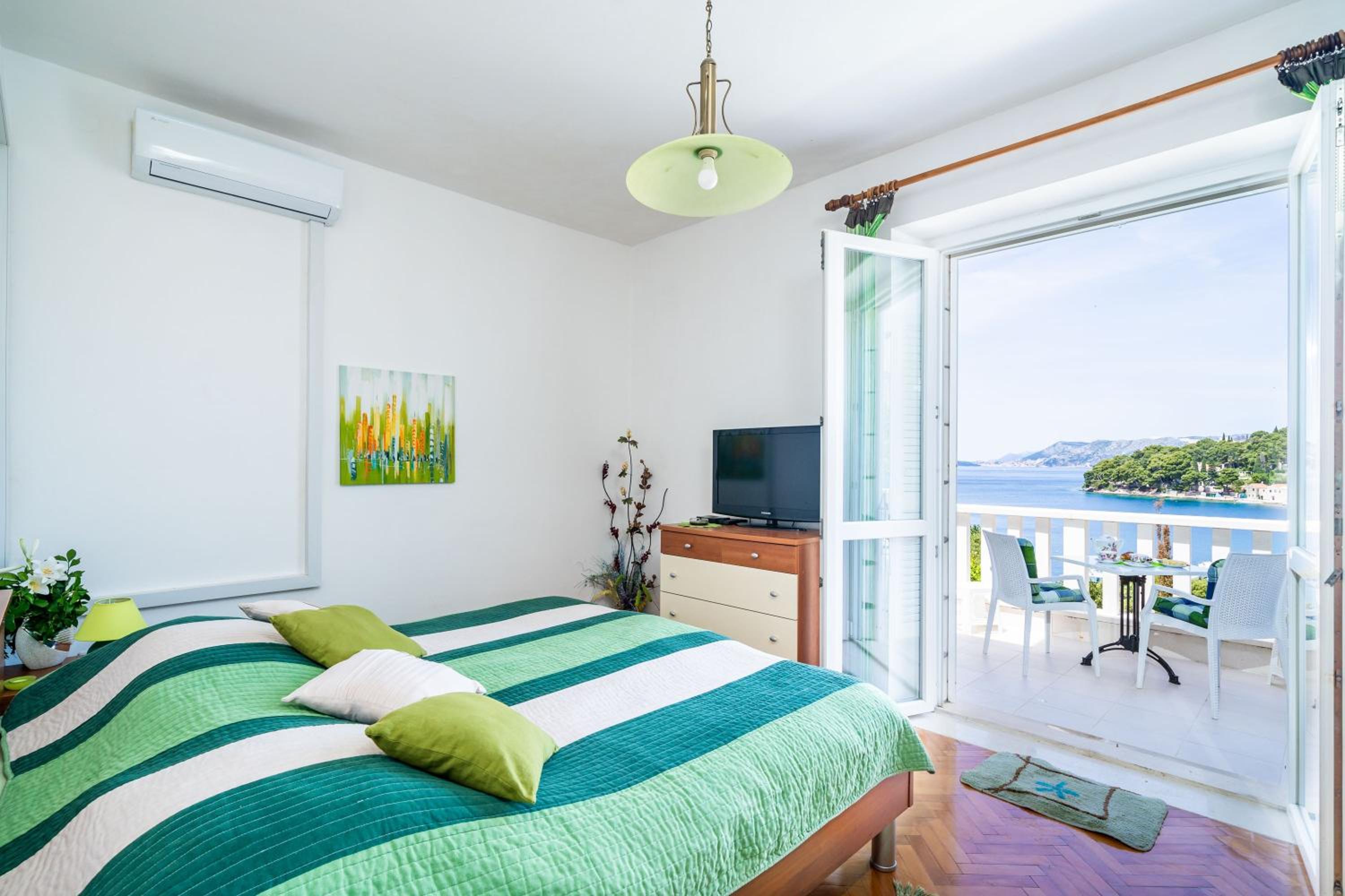 Double or Twin Room with Sea View photo 1