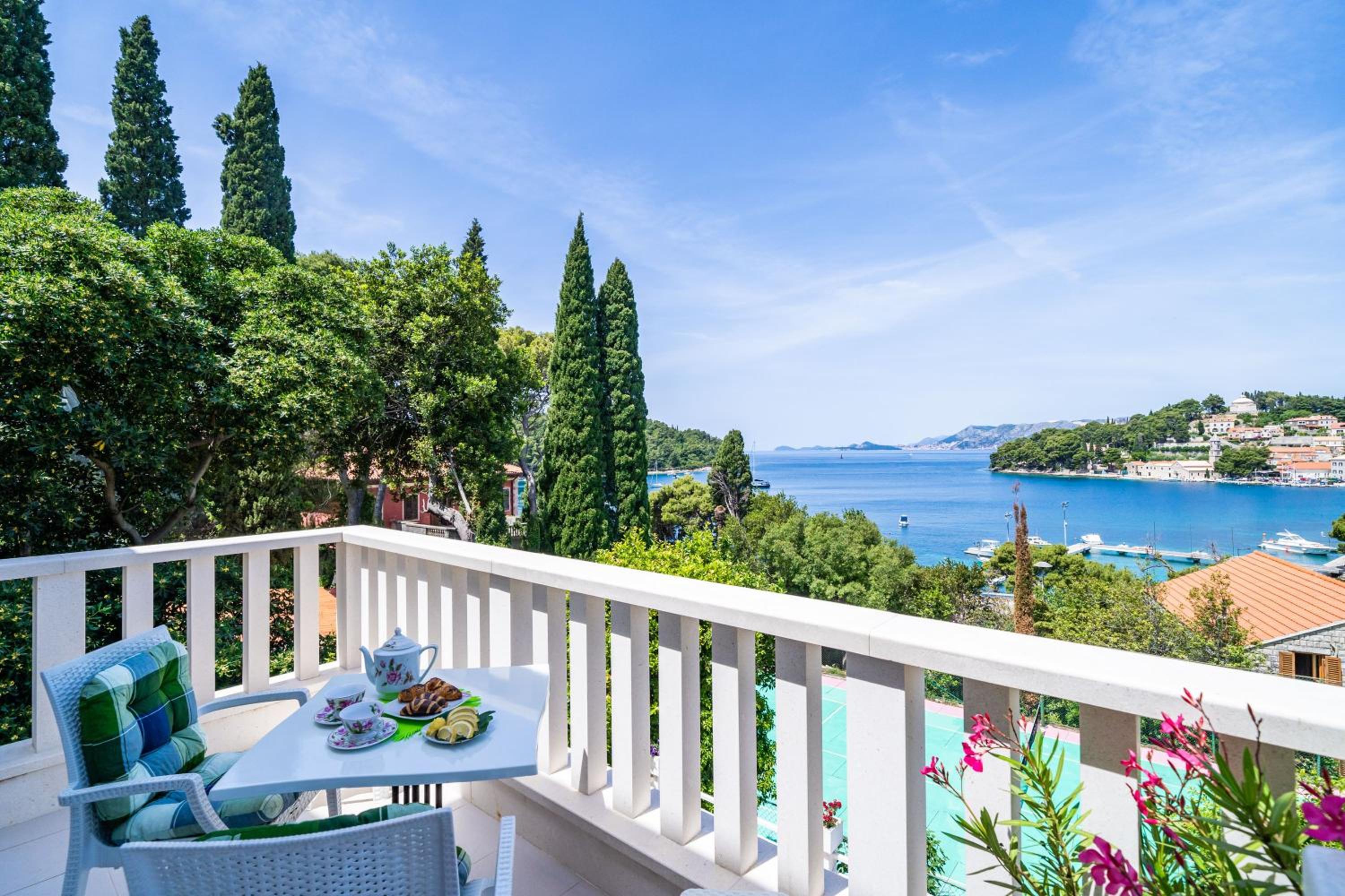 Double or Twin Room with Sea View photo 3
