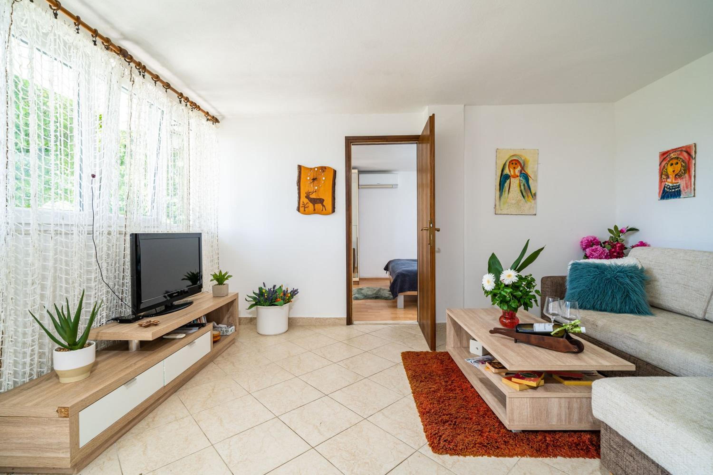 One Bedroom Apartment with Garden photo 1