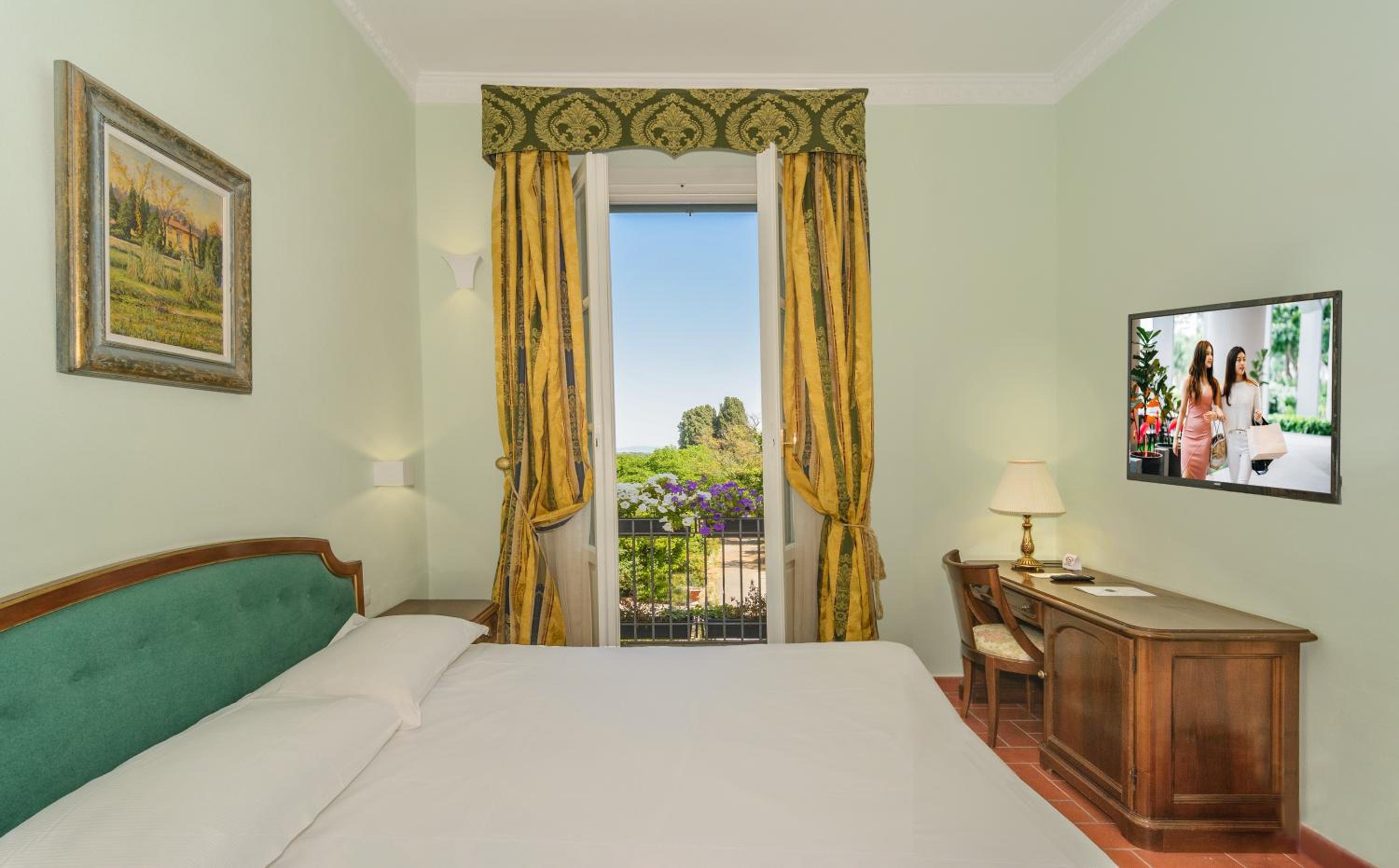 Double Room with Balcony - Photo 8