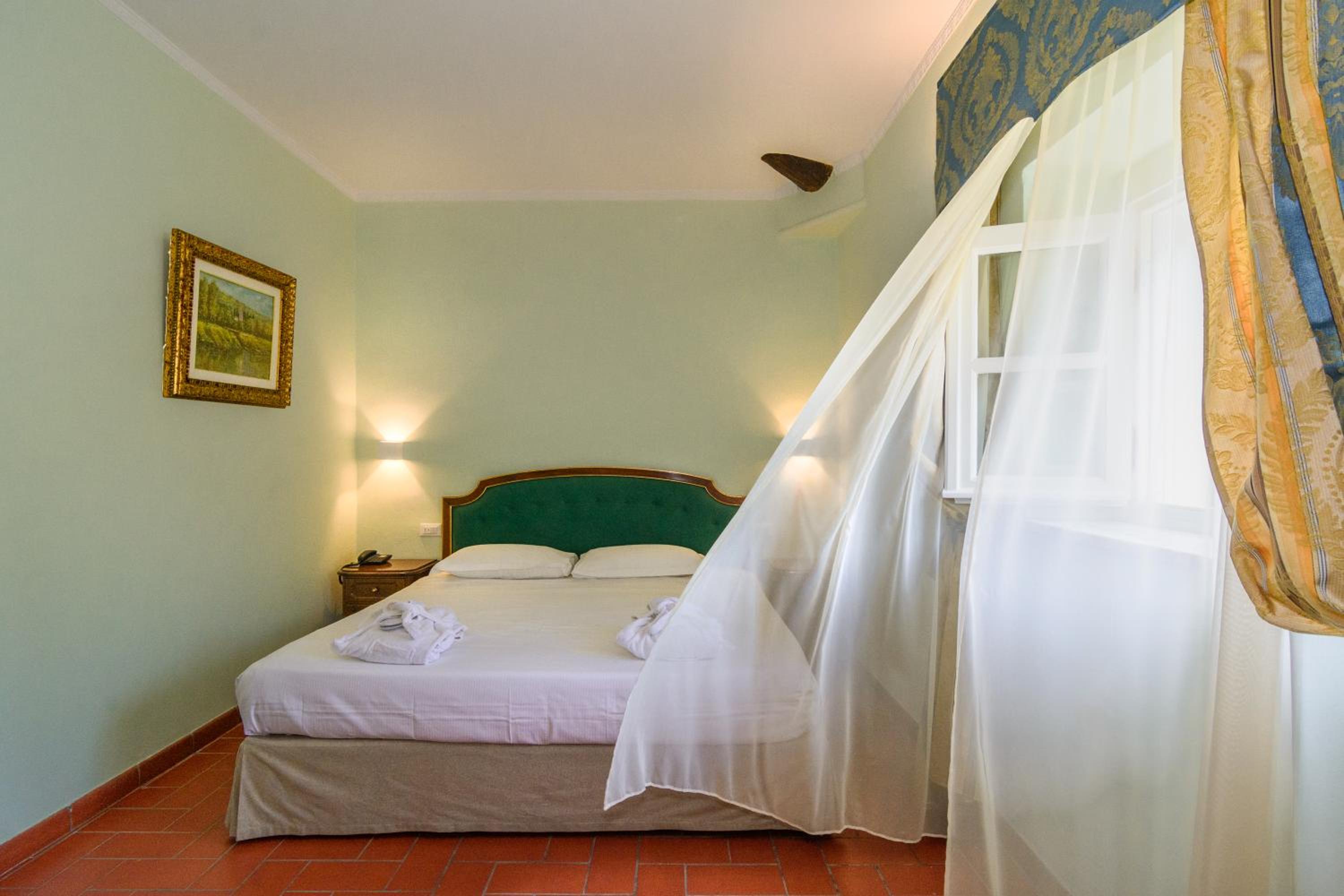 Deluxe Room - Photo 2