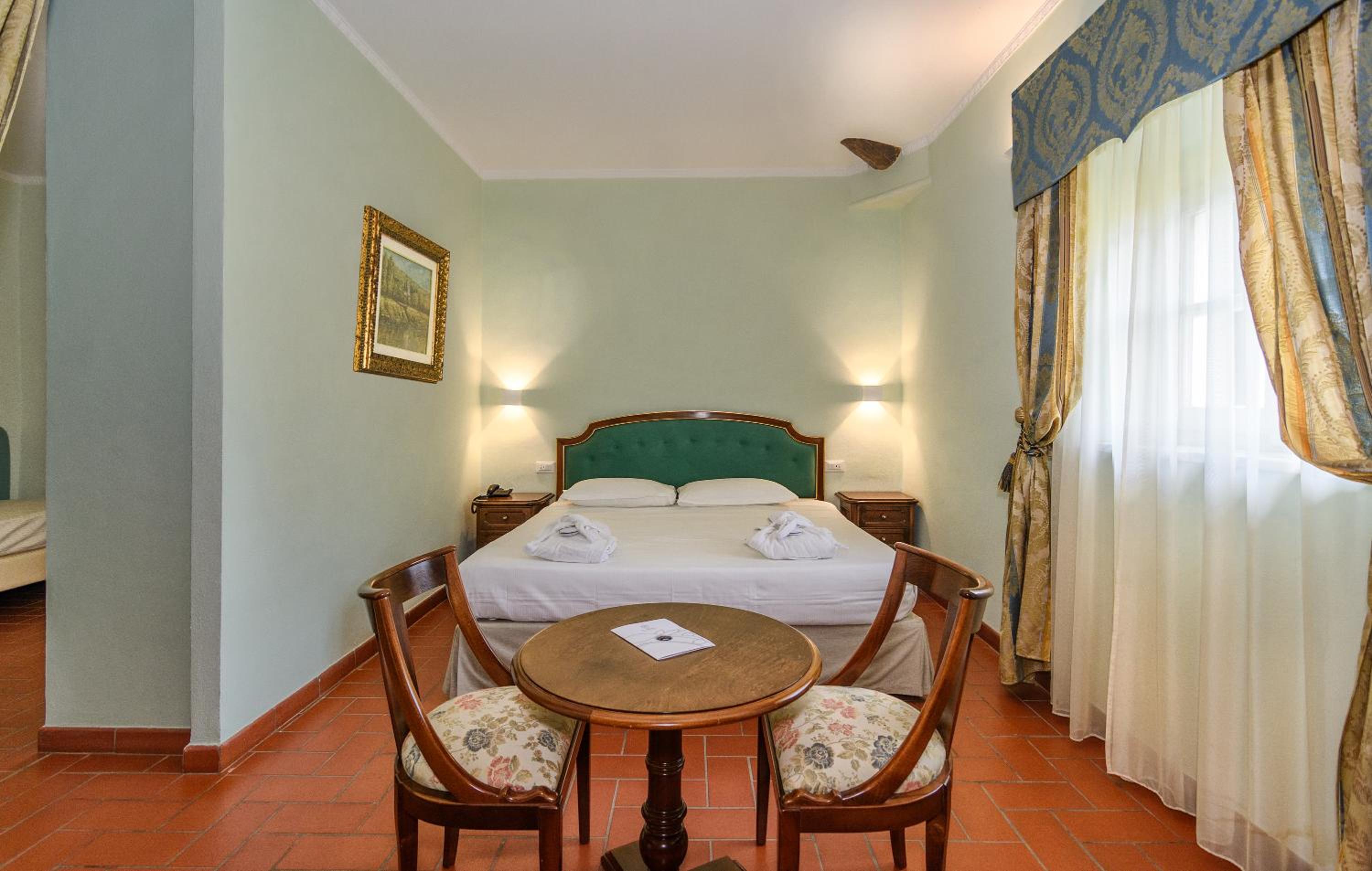 Deluxe Room - Photo 3